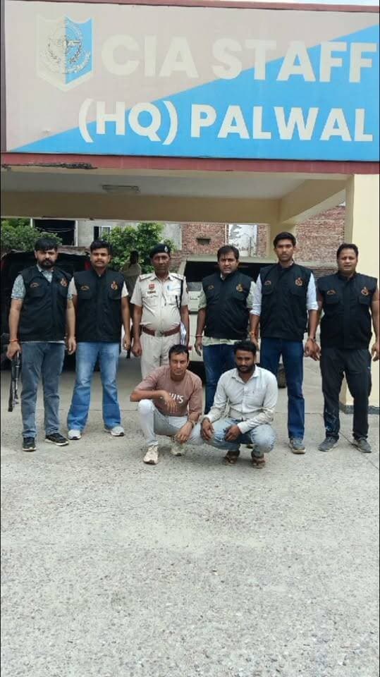 001
प्रैस नोट-जिला पलवल।
दिनांक 12 सितम्बर 2026
*एसपी पलवल दीप्ति गर्ग आईपीएस के कुशल निर्देशन में पलवल पुलिस को मिली बड़ी कामयाबी, फर्जी सेल टैक्स अधिकारी बनकर लोहा-सरिया से लदे ट्राला सहित करीब 70 लाख रुपये कीमत की ब्लाइंड डकैती का चंद घंटों में पर्दाफाश।*
*डकैती में शामिल 2 आरोपी गिरफ्तार, लोहा-सरिया से लदा वारदात में प्रयुक्त ट्राला तथा लूटा गया ट्राला भी बरामद, आरोपी लिए पुलिस रिमांड पर।*
पुलिस अधीक्षक पलवल दीप्ति गर्ग, आईपीएस के कुशल मार्गदर्शन में पलवल पुलिस ने तत्परता और बेहतरीन कार्यप्रणाली का परिचय देते हुए फर्जी सेल टैक्स अधिकारी बनकर करीब 70 लाख रुपये कीमत के लोहा-सरिया से लदे ट्राला की ब्लाइंड डकैती और चालक के अपहरण की वारदात का चंद घंटों में पर्दाफाश किया है। सीआईए पलवल टीम ने डकैती में शामिल 2 आरोपी गिरफ्तार करने में सफलता हासिल की है जिन्हें तीन दिन के पुलिस रिमांड पर लेकर गहन पूछताछ जारी है।
सीआईए पलवल प्रभारी निरीक्षक जगमिंदर सिंह ने बताया कि शिकायतकर्ता योगेश गुप्ता निवासी विकासपुरी, नई दिल्ली ने पुलिस को दी शिकायत में बताया कि उन्होंने झारखंड से लोहा-सरिया (लगभग 41.4 मीट्रिक टन 16 एमएम सरिया, कीमत करीब 27 लाख रुपये) गुरुग्राम के लिए ट्राला (नंबर JHO2BM7180) पर लोड करवाया था, जिसे चालक मुबारक खान चला रहा था। 10 सितंबर 2026 की रात्रि को जब ट्राला पलवल क्षेत्र में सोहना रोड, सैक्टर-02 मोड़ के पास पहुंचा, तो बिना नंबर प्लेट की सफेद बोलेरो गाड़ी में सवार 5 अज्ञात बदमाशों ने फर्जी सेल टैक्स अधिकारी बनकर गाड़ी को रुकवाया।
आरोपियों ने चालक मुबारक खान के साथ मारपीट की, उसका मोबाइल फोन व पर्स छीना, हथियार की नोक पर उसकी आंखों पर गमछा बांधकर अपहरण कर लिया तथा राजस्थान के पीरूका गांव की पहाड़ियों में ले जाकर छोड़ दिया। इस दौरान आरोपी माल से लदे ट्राले को लूटकर फरार हो गए। मामले में शहर थाना पुलिस ने लूटा गया ट्राला नंबर JHO2BM7180 खाली को पलवल रोहतक रोड से बरामद किया।
*त्वरित कार्यवाही और गिरफ्तारी:*
मामले की गंभीरता को देखते हुए एसपी पलवल दीप्ति गर्ग, आईपीएस के निर्देशों पर सीआईए पलवल की उनके नेतृत्व में एक टीम का गठन किया गया (जिसमें SI महाबीर सिंह, ASI लक्ष्मण सिंह, ASI श्रीचंद, ASI सुंदर, सिपाही सुमित, गौतम, संदीप,EHC सोनू एवं कर्मवीर शामिल है) ने तुरंत जांच शुरू की। टीम ने कड़ी से कड़ी जोड़ते हुए नूंह रोड (मिड़कौला) के पास से वारदात में शामिल 2 आरोपियों को लूटे गए लोहा-सरिया से लदे अन्य ट्राला (नंबर HR-46-G-7801) सहित धर दबोचने में सफलता हासिल की।
*आरोपियों की पहचान-*
चालक जलालुद्दीन पुत्र गरीब खान (निवासी शाहपुर/साहबपुर, थाना गजरौला, जिला अमरोहा, यूपी)
हुसैन पुत्र जफरुद्दीन (निवासी अटाली, थाना छांयसा, जिला फरीदाबाद)
*बरामदगी व रिमांड:*
पुलिस ने आरोपियों के कब्जे से वारदात में इस्तेमाल वाहन, दो मोबाइल, महत्वपूर्ण दस्तावेज तथा लोहा सरिया व ट्राला माल बरामद किया है।
मामले में संलिप्त अन्य फरार सह-आरोपियों की गिरफ्तारी तथा माल लोड करने वाले गोदामों व अन्य ठिकानों का भंडाफोड़ के लिए गिरफ्तार दोनों आरोपियों को माननीय अदालत में पेश कर 3 दिन के पुलिस रिमांड पर लिया गया है।
*पुलिस अधीक्षक पलवल दीप्ति गर्ग आईपीएस ने स्पष्ट किया है कि अपराध और अपराधियों के खिलाफ पलवल पुलिस का यह सख्त अभियान आगे भी निरंतर जारी रहेगा। वारदात से जुड़े किसी भी आरोपी को बख्शा नहीं जाएगा।*