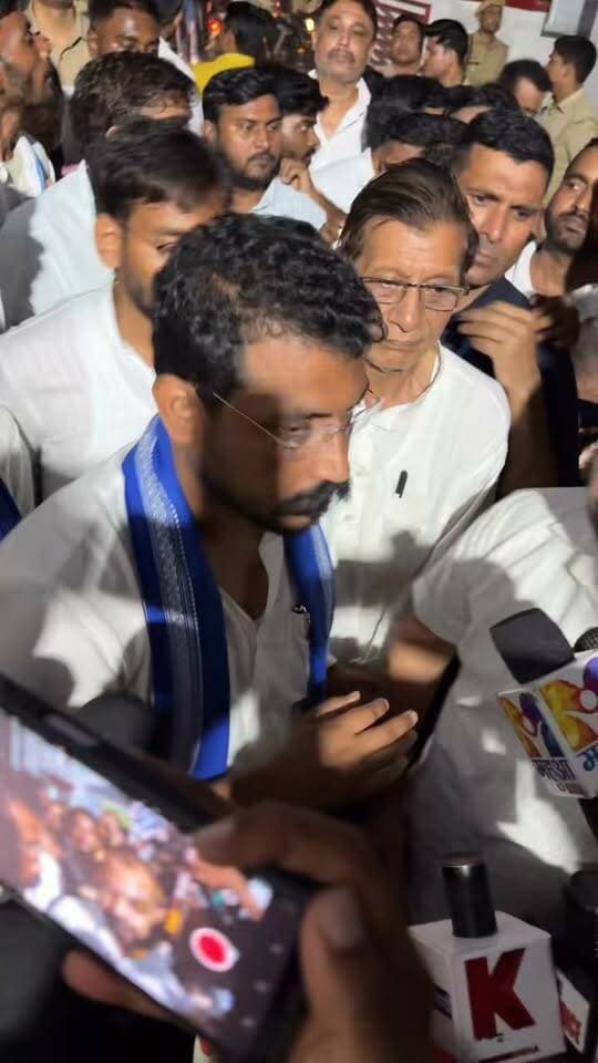 बाराबंकी में चंद्रशेखर आजाद का पैदल मार्च, सड़कों पर जनसैलाब के साथ हक की हुंकार! 🤝
#barabanki #barabankiupdates #viralpost
