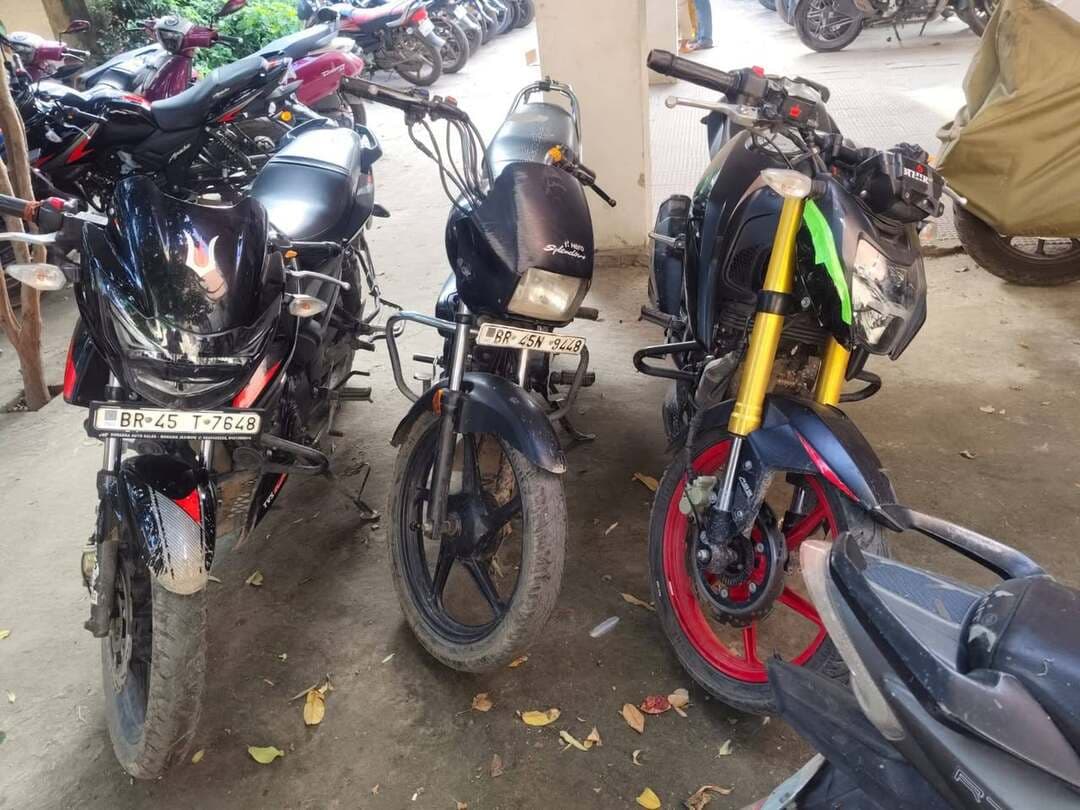 कैमूर जिले के दुर्गावती में 187 लीटर अंग्रेजी शराब बरामद, तीन गिरफ्तार
दुर्गावती के मरहिया मोड़ के समीप NH-19 से पुलिस ने 187.020 लीटर अंग्रेजी शराब बरामद की। मौके से स्कॉर्पियो, तीन बाइक और दो मोबाइल भी जब्त किए गए। पुलिस ने शराब तस्करी के आरोप में तीन लोगों को गिरफ्तार किया है। मामले में दुर्गावती थाना कांड संख्या 398/26 दर्ज कर आगे की कार्रवाई जारी है।गिरफ्तार में चंद्रमणि सिंह उर्फ लक्की सिंह पिता मुन्ना सिंह शिवपुर,उसरी के कृष्ण कुमार गुप्ता पिता अलगू प्रसाद गुप्ता,कृष्णा कुमार गुप्ता पिता योगेन्द्र सह अंकोढ़ी सभी कैमूर के रहने वाले।