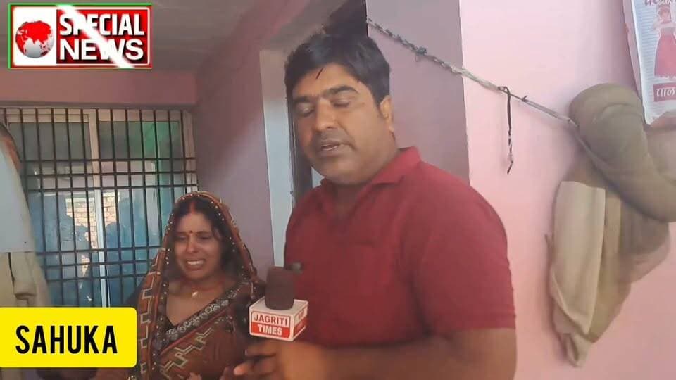 रामगढ़ थाना क्षेत्र सहूका में एक आर्मी के जवान को इस लिए पेट्रोल डाल कर जला कर मारने की कोशिश किया गया क्यूँ की वह अपना बकाया पैसा मांग रहा था।वह जिंदगी और मौत से जुझ रहा है पत्नी ने किया इंसाफ की मांग..कैमूर SP पर है भरोसा।