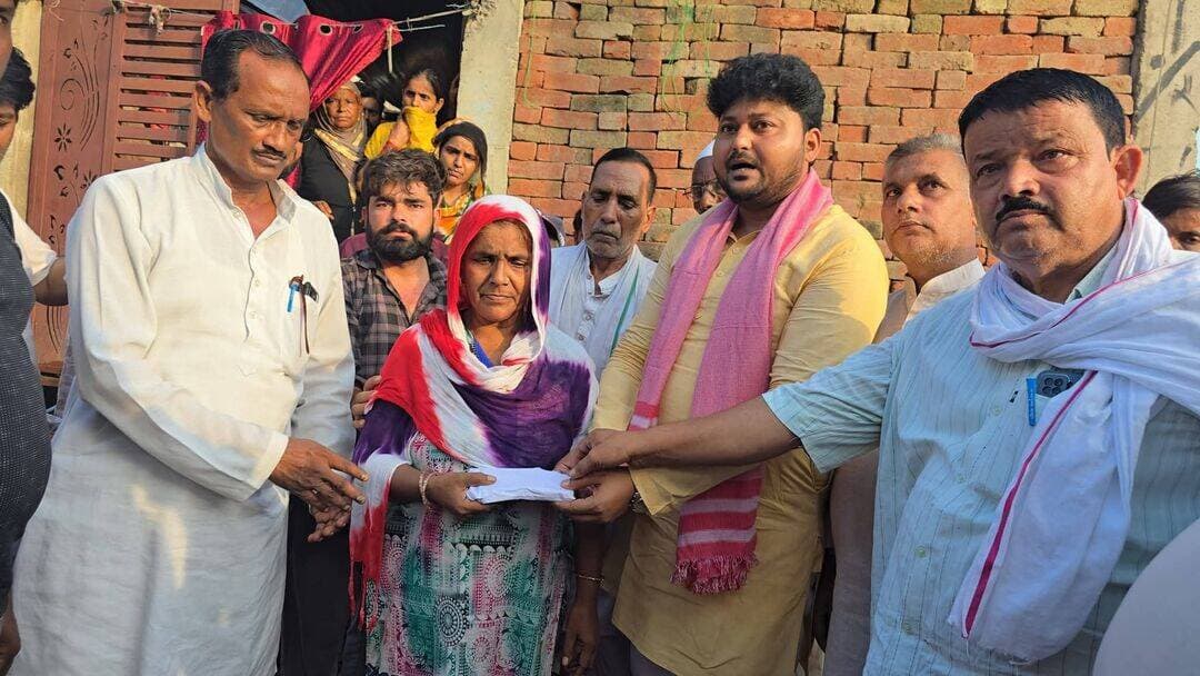 मारपीट की घटना में घायल होकर इलाज के दौरान मृतक अहमद के परिजनों से समाजवादी नेता कार्तिक तिवारी ‘शैलू’ ने मुलाकात कर शोक संवेदना व्यक्त की। उन्होंने परिवार को ₹25 हजार की आर्थिक सहायता प्रदान की तथा सपा राष्ट्रीय अध्यक्ष अखिलेश यादव से भी हरसंभव मदद दिलाने का आश्वासन दिया