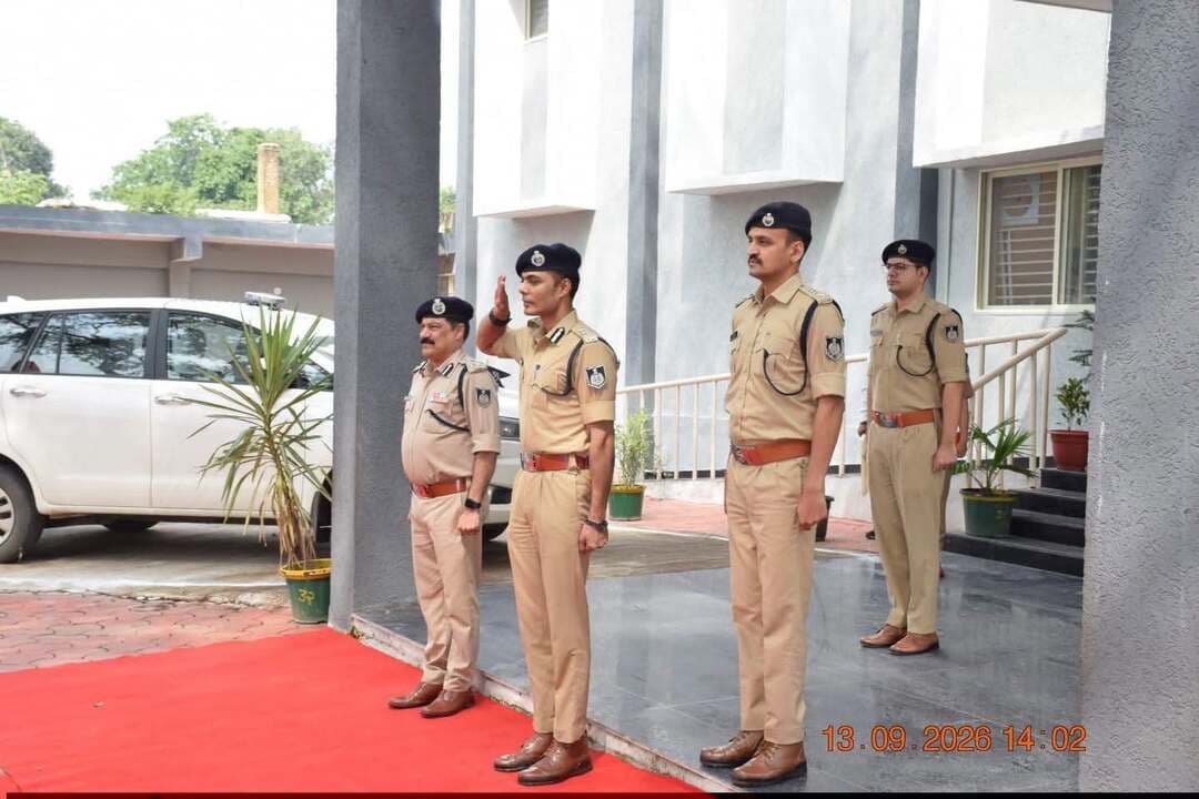 🚨 अवैध शराब, जुआ-सट्टा के खिलाफ जीरो टॉलरेंस के निर्देश
छतरपुर। पुलिस महानिरीक्षक सागर जोन श्री इरशाद वली ने पुलिस कंट्रोल रूम कॉन्फ्रेंस हॉल, छतरपुर में प्रस्तावना एवं समीक्षा बैठक लेकर जिले की कानून-व्यवस्था और पुलिसिंग की समीक्षा की।
बैठक में अपराध, साइबर अपराध, लंबित शिकायतों, केन-बेतवा परियोजना से जुड़ी सुरक्षा व्यवस्था सहित विभिन्न विषयों पर जानकारी ली गई।
🔴 IG इरशाद वली ने दिए प्रमुख निर्देश— • अवैध शराब, जुआ एवं सट्टा के विरुद्ध जीरो टॉलरेंस के तहत प्रभावी कार्रवाई।
• लंबित शिकायतों का त्वरित निराकरण।
• थानों में जब्त माल को सुरक्षित एवं व्यवस्थित रखने तथा शीघ्र निराकरण की कार्रवाई।
• गणेश चतुर्थी को देखते हुए प्रतिमा स्थापना स्थलों का चिन्हांकन और सुरक्षा व्यवस्था की समीक्षा।
• बरसात में विद्युत व्यवस्था का निरीक्षण और लगातार पुलिस मूवमेंट।
• बीट एवं माइक्रो-बीट व्यवस्था को मजबूत करना।
• जेल से रिहा होने वाले व्यक्तियों की मॉनिटरिंग।
• जमीनी विवादों और सोशल मीडिया पर सतत निगरानी।
• माइनर एक्ट के मामलों में प्रभावी कार्रवाई।
IG श्री इरशाद वली ने पुलिस अधिकारियों एवं थाना-चौकी प्रभारियों को अपराधों की रोकथाम, कानून-व्यवस्था मजबूत करने और आमजन में पुलिस के प्रति विश्वास बनाए रखने के लिए तत्परता एवं संवेदनशीलता के साथ कार्य करने के निर्देश दिए।
बैठक में DIG छतरपुर रेंज श्री विजय कुमार खत्री, SP छतरपुर श्री रजत सकलेचा, ASP श्री आदित्य पटले सहित जिले के सभी SDOP, रक्षित निरीक्षक, थाना प्रभारी, चौकी प्रभारी एवं संबंधित पुलिस अधिकारी मौजूद रहे।
#Chhatarpur #MP #SagarZone #CrimeControl #Gambling #IllegalLiquor #GaneshChaturthi