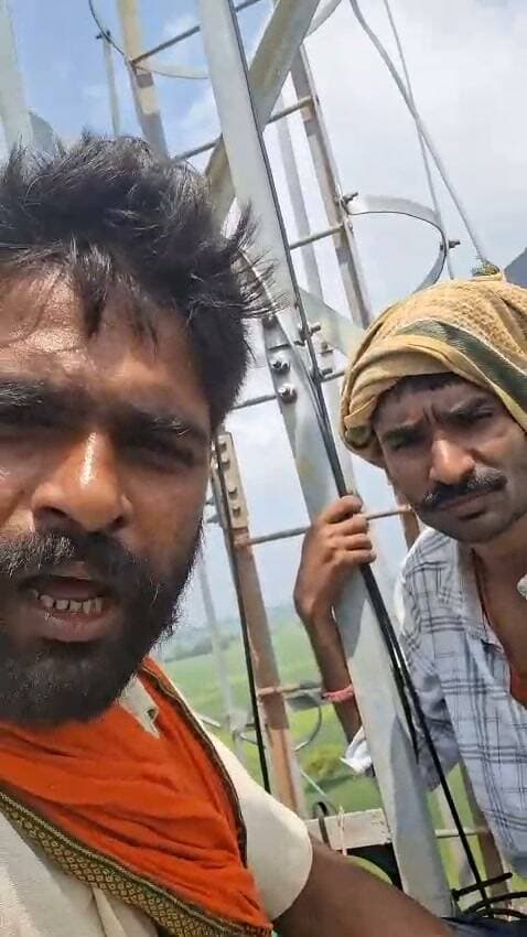 #डीएम-बीएसए को मौके पर बुलाने की मांग, मोबाइल टावर पर चढ़े दो युवक*
#उत्तर प्रदेश के बलिया जनपद से है, जहां नगरा थाना क्षेत्र के नरहीं इनामीपुर गांव में रविवार की सुबह उस समय हड़कंप मच गया, जब दो युवक मोबाइल टावर पर चढ़ गए। दोनों युवक करीब साढ़े चार घंटे से टावर पर बैठे हुए हैं और मौके पर जिलाधिकारी तथा जिला बेसिक शिक्षा अधिकारी को बुलाने की मांग कर रहे हैं।
दरअसल, भीमानंबर-दो निवासी पंकज यादव और बाबूराम यादव ने अपना-अपना वीडियो जारी करने के बाद मोबाइल टावर पर चढ़ गए। देखते ही देखते टावर के पास लोगों की भीड़ जुट गई। सूचना मिलते ही पुलिस मौके पर पहुंची और दोनों युवकों को सुरक्षित नीचे उतारने के प्रयास शुरू कर दिए।
हालांकि, दोनों युवक अपनी मांग पर अड़े हुए हैं। उनका कहना है कि जब तक जिलाधिकारी और जिला बेसिक शिक्षा अधिकारी मौके पर नहीं पहुंचेंगे, तब तक वे टावर से नीचे नहीं उतरेंगे। दोनों युवकों का आरोप है कि तीन अध्यापकों के संबंध में पिछले करीब साढ़े तीन वर्षों से आईजीआरएस के माध्यम से जानकारी और कार्रवाई की मांग की जा रही है, लेकिन विभाग की ओर से उन्हें अपेक्षित जानकारी उपलब्ध नहीं कराई गई।
युवकों का आरोप है कि संबंधित तीनों शिक्षक फर्जी डिग्री के आधार पर नौकरी कर रहे हैं और अपना निजी विद्यालय भी संचालित करते हैं। उनका दावा है कि इन आरोपों की जांच के लिए उन्होंने कई बार अधिकारियों से शिकायत की और आईजीआरएस के माध्यम से भी जानकारी मांगी, लेकिन अब तक मामले में संतोषजनक जवाब नहीं मिला। युवकों ने जिला बेसिक शिक्षा अधिकारी पर भ्रष्टाचार के भी आरोप लगाए हैं। हालांकि, इन आरोपों की स्वतंत्र पुष्टि नहीं हुई है।
फिलहाल पुलिस मौके पर मौजूद है और दोनों युवकों से लगातार बातचीत कर उन्हें सुरक्षित नीचे उतारने का प्रयास कर रही है। अब देखना होगा कि प्रशासन युवकों की मांग पर क्या कदम उठाता है। #BalliaNews #BalliaPolice #nonfollowers #viralpost #viralreelsシ #tranding