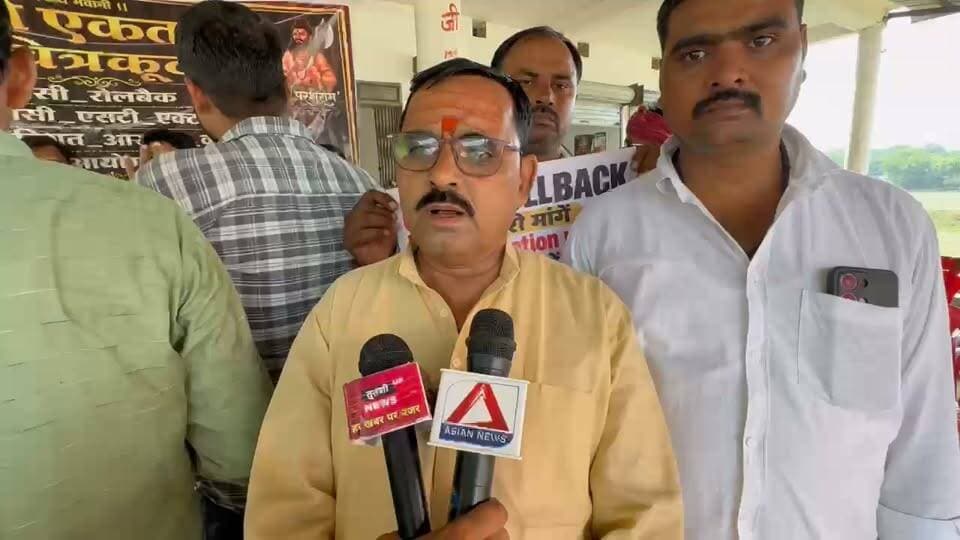 चित्रकूट के राजापुर तहसील क्षेत्र के सरधुवा में सवर्ण एकता मंच की बैठक आयोजित हुई।बैठक में सवर्ण समाज से जुड़े मुद्दों को लेकर शासन से कार्रवाई की मांग की गई।
वक्ताओं ने UGC के नए नियमों को वापस लेने और आरक्षण व्यवस्था को आर्थिक आधार पर लागू करने की मांग उठाई।
इसके साथ ही SC-ST एक्ट में संशोधन और सवर्ण आयोग के गठन की मांग भी प्रमुखता से रखी गई।
