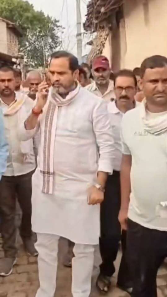 सोशल मीडिया में पूर्व विधायक मानिकपुर आनंद शुक्ला का वीडियो वायरल , सियासी गलियारों में उठ रहे सवाल !
सबसे बड़ा सवाल क्या अधिकारी से ऐसे बात करना एक लोकतांत्रिक व्यवस्था वाले देश में नेता को शोभा देता है ? कमेंट करके जरूर बताएं