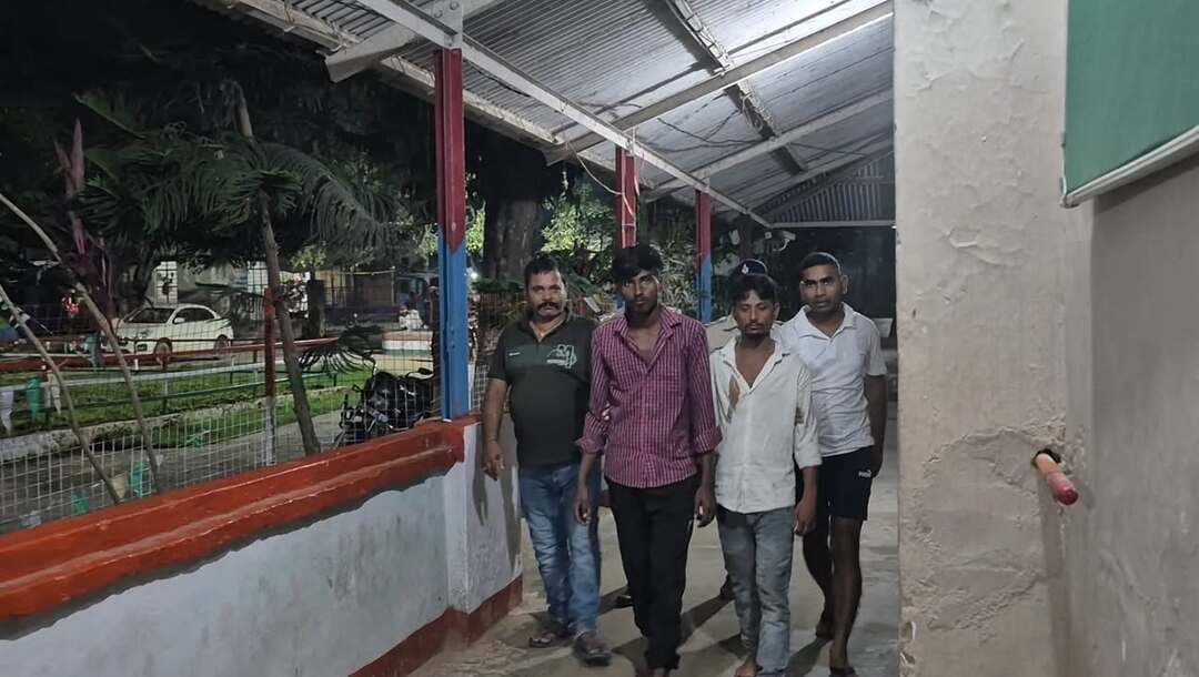 बड़ी खबर - बेनीपट्टी में भारतमाला फोरलाइन सड़क पर 10 ग्राम ब्राउन शुगर के साथ दो युवक गिरफ्तार
बेनीपट्टी। बेनीपट्टी थाना पुलिस ने रात्रि गश्ती के दौरान भारतमाला फोरलाइन सड़क पर दो युवकों को ग्राम ब्राउन शुगर के साथ गिरफ्तार किया है। बेनीपट्टी थाना कि पुलिस टीम ने वाहन चेकिंग के दौरान बाइक सवार दो युवकों को संदिग्ध गतिविधि के आधार पर रोककर तलाशी ली, जिसमें उनके पास से 10 ग्राम ब्राउन शुगर बरामद होने की बात सामने आई है। पुलिस ने दोनों युवकों को गिरफ्तार कर थाने ले गई, जहां प्राथमिकी दर्ज करने की प्रक्रिया चल रही है।
जानकारी के अनुसार, रविवार रात करीब 8 बजे बेनीपट्टी थाना की गश्ती टीम बेनीपट्टी ब्लॉक के पास रोड को जोड़ने वाली भारतमाला परियोजना की निर्माणाधीन सड़क पर वाहन चेकिंग कर रही थी। इसी दौरान उच्चैठ की ओर से फोरलेन सड़क पर बाइक से आ रहे दो युवकों की गतिविधियां पुलिस को संदिग्ध लगीं। पुलिस ने तत्परता दिखाते हुए बाइक सवार युवकों को रुकने का इशारा किया और वाहन की जांच की।
जांच के दौरान युवकों के पास से कथित तौर पर 10 ग्राम ब्राउन शुगर बरामद हुआ। इसके बाद पुलिस ने दोनों को हिरासत में लेकर थाने पहुंचाया।
गिरफ्तार युवकों की पहचान बेनीपट्टी थाना क्षेत्र के कटैया गांव निवासी अमरनाथ ठाकुर के पुत्र अखिलेश ठाकुर और राम नारायण मुखिया के पुत्र मनोज कुमार मुखिया के रूप में हुई है। इस कार्रवाई में बेनीपट्टी थाना की एसआई प्रियंका कुमारी, अशोक कुमार सहित संध्या गश्ती दल में शामिल पुलिस बलों की महत्वपूर्ण भूमिका रही।
इस संबंध में बेनीपट्टी थाना के इंस्पेक्टर सह थानाध्यक्ष अनूप कुमार ने बताया कि शराब के साथ-साथ नशीले पदार्थों की तस्करी करने वालों पर पुलिस की कड़ी नजर है। गिरफ्तार युवकों से विशेष पूछताछ की जा रही है। पूछताछ के आधार पर नशीले पदार्थ के स्रोत और इससे जुड़े नेटवर्क का खुलासा होने की संभावना है। पुलिस यह पता लगाने में जुटी है कि बरामद ब्राउन शुगर उन्होंने कहां से, किससे और किसके लिए खरीदा था।