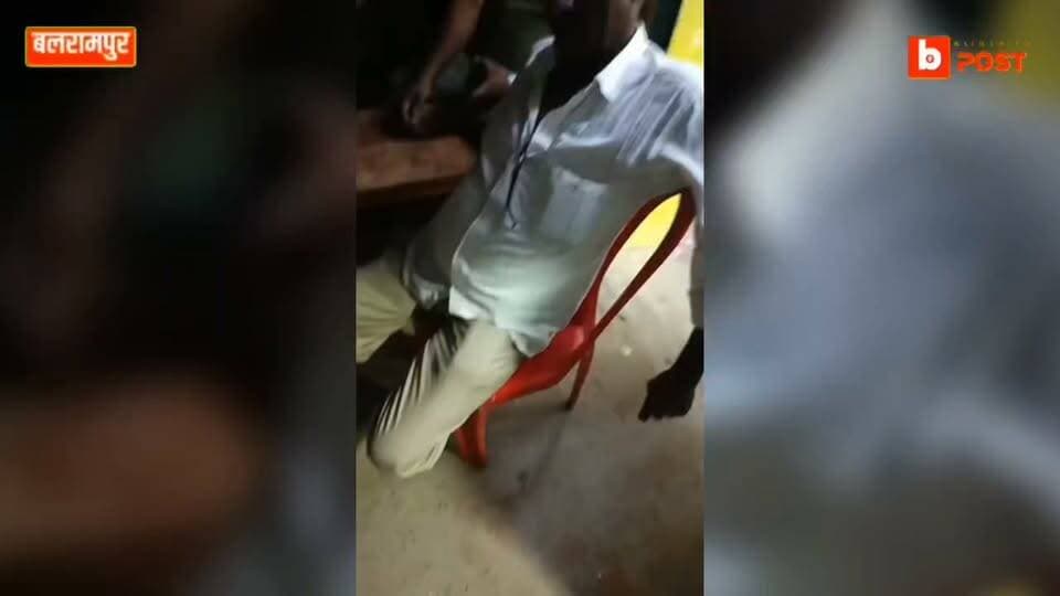 न्यायालय का आदेश बेअसर, वर्षों से न्याय के लिए भटक रहा पीड़ित
बलरामपुर। ग्राम भैरमपुर में गाटा संख्या 804 पर अवैध कब्जे के मामले में तहसीलदार न्यायिक ने 18 नवंबर 2020 को अतिक्रमणकर्ता को बेदखल करने तथा क्षतिपूर्ति वसूलने का आदेश दिया था। आरोप है कि वर्षों बाद भी आदेश का पालन नहीं हुआ। पीड़ित न्याय के लिए अधिकारियों के चक्कर लगाने को मजबूर है।