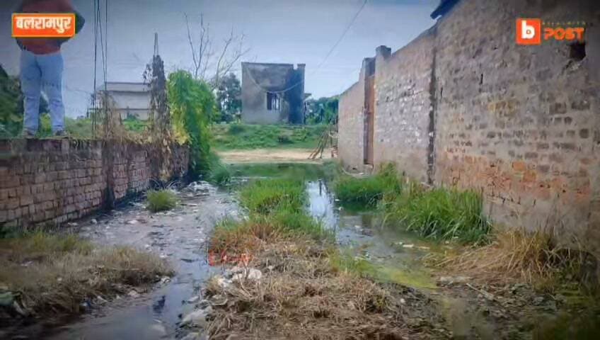 ग्राम प्रधान पर विकास कार्यों में लापरवाही का आरोप, गलियों में कीचड़ और जलभराव से ग्रामीण परेशान
बलरामपुर। विकासखंड पचपेड़वा की ग्राम पंचायत त्रिलोकपुर के ग्रामीणों ने ग्राम प्रधान पर गांव में विकास कार्य न कराने का आरोप लगाया है। ग्रामीणों का कहना है कि गांव की गलियों में कीचड़ और जलभराव की समस्या बनी हुई है, जिससे आवागमन में परेशानी हो रही है।
ग्रामीण विकास सिंह, राजेंद्र यादव, सूरज कश्यप, प्रदीप यादव, सुनील चौधरी, श्याम सुंदर गौतम, आशीष खां, भारत गौतम, अजरे गौतम, गोवर्धन शर्मा, राम दास गौतम, सामचंद्र व अयोध्या प्रसाद दुबे ने प्रशासन से समस्या का संज्ञान लेकर आवश्यक विकास कार्य कराने की मांग की है।
ग्राम प्रधान से संपर्क करने का प्रयास किया गया, लेकिन संपर्क नहीं हो सका। ग्राम प्रधान का पक्ष प्राप्त होने पर उसे भी खबर में प्रमुखता से प्रकाशित किया जाएगा।