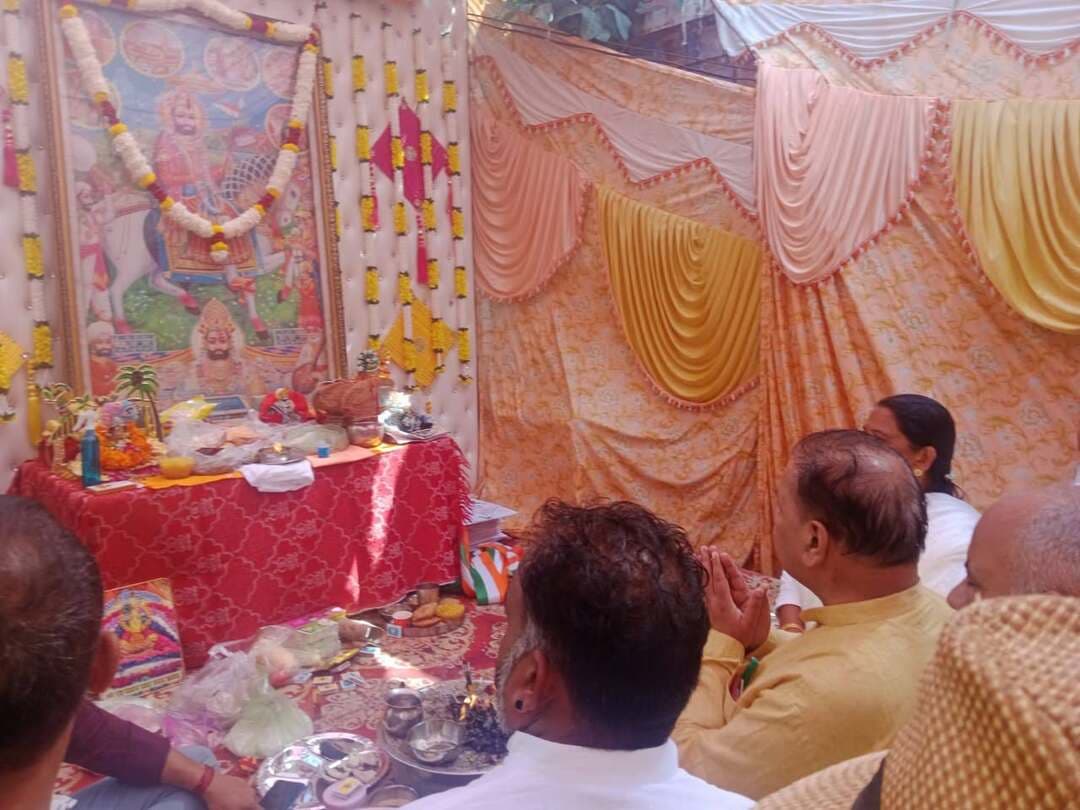 बाबा रामदेव पीर जन्मोत्सव पर भंडारा व जागरण, सामाजिक संदेशों ने जीता श्रद्धालुओं का दिल
धार्मिक मंचों से सामाजिक बदलाव की दिशा में संकल्प लेना एक बेहतरीन पहल : घनश्याम सर्राफ
भिवानी, 13 सितंबर : धार्मिक आयोजन केवल आस्था और पूजा-पाठ तक सीमित न रहकर समाज को नई दिशा देने का भी सशक्त माध्यम बन सकते हैं। शहर के वार्ड नंबर 25 में आयोजित लोक देवता श्री बाबा रामदेव पीर के जन्मोत्सव ने इस बात को पूरी तरह सिद्ध कर दिया। रविवार को अत्यंत श्रद्धा, भक्ति और धूमधाम के साथ मनाए गए इस जन्मोत्सव के दौरान जहां एक ओर विशाल भंडारे और भव्य रात्रि जागरण का आयोजन हुआ, वहीं दूसरी ओर उपस्थित जनसमूह को जनकल्याणकारी सामाजिक संकल्प भी दिलाए गए। इस दौरान महात्मा ज्योतिबा फूले धर्मार्थ ट्रस्ट के अध्यक्ष रमेश सैनी ने उपस्थित सभी को नशा ना करने व जल एवं पर्यावरण संरक्षण की दिशा में कार्य करने की शपथ दिलाई। यह जानकारी देते हुए ट्रस्ट के महासचिव विजय सिंहमार पर्यावरण प्रेमी एवं उपाध्यक्ष रिंकू ख्यालीराम व श्यामलाल मेघवाल ने बताया कि कार्यक्रम का शुभारंभ भिवानी के विधायक घनश्याम सर्राफ ने बतौर मुख्य अतिथि शिरकत करते हुए दीप प्रज्ज्वलन के साथ किया। इस अवसर पर श्रद्धालुओं को संबोधित करते हुए उन्होंने कहा कि लोक देवता बाबा रामदेव पीर का जीवन हमें सामाजिक समरसता, भाईचारे और दीन-दुखियों की सेवा का संदेश देता है। ऐसे धार्मिक आयोजन समाज में सकारात्मक ऊर्जा और आपसी एकता का संचार करते हैं। महात्मा ज्योतिबा फूले धर्मार्थ ट्रस्ट के अध्यक्ष रमेश सैनी ने मंच से श्रद्धालुओं को संबोधित किया और उन्हें समाजहित में आगे आने का आह्वान किया। इस मौके पर विधायक घनश्याम सर्राफ ने ट्रस्ट के कार्यो की प्रशंसा करते हुए कहा कि वर्तमान समय में जब समाज नशाखोरी और पर्यावरण संकट जैसी गंभीर चुनौतियों से जूझ रहा है, तब इस प्रकार के धार्मिक मंचों से दिया गया सामाजिक संदेश अत्यंत प्रासंगिक और प्रभावशाली साबित होता है। जब धर्म और आस्था के वातावरण में लोग किसी अच्छाई का संकल्प लेते हैं, तो वह सीधे उनके मन को छूता है। वार्ड नंबर 25 में आयोजित इस कार्यक्रम ने यह संदेश दिया है कि पूजा-अर्चना के साथ-साथ प्रकृति और समाज की रक्षा करना भी सच्ची ईश्वर भक्ति है। जन्मोत्सव के अवसर पर आयोजित विशाल भंडारे में हजारों श्रद्धालुओं ने बाबा रामदेव पीर का प्रसाद ग्रहण किया। इसके पश्चात देर रात तक चले जागरण में गायक कलाकारों ने बाबा के भजनों की ऐसी प्रस्तुति दी कि श्रद्धालु भाव-विभोर होकर झूमने पर मजबूर हो गए। पूरे आयोजन के दौरान भक्ति, सेवा और सामाजिक चेतना का अद्भुत संगम देखने को मिला। इस अवसर पर बद्री प्रसाद, संजय पंवार, श्याम लाल मेघवाल, राजकुमार, सतपाल, गोपी राम, कैलाश, चांदराम, भारत, अशोक, प्रवेश, हर्षदीप सहित अनेक श्रद्धालु मौजूद रहे।