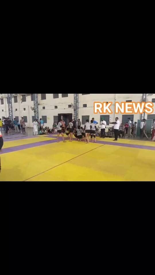 हिण्डौन विद्या भारती संस्थान, जयपुर के तत्वावधान में प्रांत स्तरीय छात्र-छात्रा कबड्डी खेलकूद प्रतियोगिता का उद्घाटन समारोह शनिवार को उच्च माध्यमिक आदर्श विद्या मंदिर में आयोजित हुआ । प्रतियोगिता के संयोजक एवं प्रधानाचार्य मुरारी लाल पुरवंशी व मीडिया प्रभारी नरेन्द्र बाबा ने बताया कि कार्यक्रम के मुख्य अतिथि विद्या भारती संस्थान जयपुर के प्रांतीय अधिकारी केसर सिंह नरूका रहे।। अध्यक्षता विद्यालय समिति के अध्यक्ष अर्जुन गैरा ने की। उपाध्यक्ष विद्या भारती संस्थान करौली मीरा सिंघल, विद्या भारती जिला सचिव टोंक दिनेश शर्मा, जिला सचिव धौलपुर जयवीर शर्मा, प्रतियोगिता पर्यवेक्षक रोहिताश खेरिया अलवर जिला अध्यक्ष माध्यमिक शिक्षा विक्रम सिंह, जिला अध्यक्ष प्रारंभिक शिक्षा हरीश पाठक रहे विशिष्ट अतिथि के रूप में उपस्थित उद्घाटन सत्र की शुरुआत अतिथियों द्वारा मां सरस्वती एवं भारत माता के चित्र के समक्ष दीप प्रज्वलित कर की गई। प्रधानाचार्य मुरारी लाल पुरवंशी ने प्रतियोगिता का प्रतिवेदन पढ़ा एवं मंच परिचय करवाया व सभी का आभार व्यक्त किया । आयोजन समिति के जिला सचिव नरेश सिंह, विद्यालय व्यवस्थापक रामचंद्र सिंह, कोषाध्यक्ष कैलाश गुप्ता, प्राथमिक प्रधानाध्यापक पिंकेश शर्मा शर्मा ने अतिथियों को पटका पहनकर स्वागत किया।
मुख्य अतिथि केशर सिंह नरूका ने कहा कबड्डी खेल संगठित होने का संदेश देता है। जो टीम संगठन में रहकर प्रदर्शन करती है । वह जीत हासिल करती है ।जैसे कोई खिलाड़ी रेड देने आया तो सभी खिलाड़ियों का सहयोग मिलेगा तो वह टच लाइन तक वापस नहीं आ सकता । खेल हमें अनुशासन में रहना सिखाते हैं। अध्यक्षता कर रहे गेरा ने कहा खेलों से हम निरोगी बनते हैं भाईचारा पनपता है । प्रतियोगिता 12 सितंबर से 14 सितंबर तक आयोजित होगी । जाएगी,
खेलकूद महाकुंभ को निष्पक्ष और सुचारू रूप से संपन्न कराने के लिए शिक्षा विभाग द्वारा प्रति नियुक्त शारीरिक शिक्षक युधिष्ठिर भाकर, गुरमीत ,दीपक स्वामी, गोपाल रोत्रबॉल, राजू डागुर , सतवीर जाट, संदीप झुर्रिया व बाल विद्या भारती के खेल शिक्षक निर्णायक की भूमिका निभा रहे हैं एवं व्यवस्थाओं के सहयोग हेतु धनेश भारद्वाज, करण सिंह सैनी, रामवीर सिंह गुर्जर आदि सभी आचार्य- आचार्याओं का सहयोग रहा।
समापन समारोह स्थानीय विद्यालय में 14 सितंबर को दोपहर में पुरस्कार वितरण के साथ आयोजित होगा।
कार्यक्रम में विद्या भारती समिति जिला व्यवस्थापक बजरंग गोयल व विद्या भारती संस्थान करौली अध्यक्ष गोविन्द दयाल अतिथि उपस्थित रहेंगे।
प्रतियोगिता में भाग लेने जयपुर प्रांत के सीकर, झुंझुनू ,चूरू ,जयपुर ग्रामीण, जयपुर महानगर, टोंक,अलवर, भरतपुर ,दौसा सवाई माधोपुर व मेजबान करौली की 14 ,17 व 19 वर्ष की 26 टीमों के 355 भैया -बहिन खिलाड़ी कबड्डी मैं अपनें खेल कौशल का बेहतर प्रदर्शन कर रहे हैं
मैच परिणाम ।
उद्घाटन मैच 19 वर्ष भैया वर्ग जयपुर महानगर वर्सेस चूरू के मध्य आयोजित हुआ । चूरू कप्तान अनुज राठौर ने टॉस जीतकर रेड देने का निर्णय लिया इस मैच में चूरू ने जयपुर महानगर को 38 - 24 से हराया। बहिन वर्ग में टोंक ने चूरु को हराया।
17 वर्ष भैया वर्ग में मेजबान करौली ने टोक, भरतपुर ने जयपुर जिला , सवाई माधोपुर में झुंझुनू को हराया। बहिन वर्ग में टोंक ने अलवर जयपुर महानगर ने दौसा को हराया।
14 वर्ष भैया वर्ग में अलवर में टॉप मेजबान करौली ने सवाई माधोपुर को जयपुर महानगर ने जयपुर ग्रामीण को हराया।