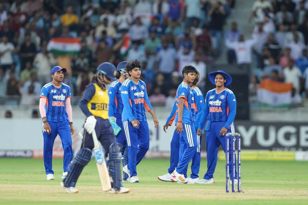 महिला एशिया कप 2026: भारत ने श्रीलंका को 72 रन से हराकर 8वीं बार जीता खिताब
भारतीय महिला क्रिकेट टीम ने शानदार प्रदर्शन करते हुए फाइनल में श्रीलंका को 72 रनों से हराकर महिला एशिया कप 2026 का खिताब रिकॉर्ड 8वीं बार अपने नाम कर लिया। दुबई इंटरनेशनल क्रिकेट स्टेडियम में खेले गए खिताबी मुकाबले में भारत ने पहले बल्लेबाजी करते हुए 20 ओवर में 5 विकेट पर 183 रन बनाए।
भारत की ओर से सैफाली वर्मा और स्मृति मंधाना ने शानदार अर्धशतकीय पारियां खेलीं। दोनों की बेहतरीन बल्लेबाजी के दम पर भारत ने श्रीलंका के सामने 184 रनों का मजबूत लक्ष्य रखा।
लक्ष्य का पीछा करने उतरी श्रीलंकाई टीम भारतीय स्पिनरों के सामने टिक नहीं सकी और 20 ओवर में 111 रन पर ऑलआउट हो गई। स्पिनर श्रीचरणी और दीप्ति शर्मा ने कहर बरपाते हुए मिलकर श्रीलंका के 7 विकेट झटके। उनकी सटीक गेंदबाजी के सामने श्रीलंकाई बल्लेबाज लगातार दबाव में नजर आए। भारत ने 72 रन से जीत दर्ज कर रिकॉर्ड 8वीं बार एशिया कप का खिताब अपने नाम किया।