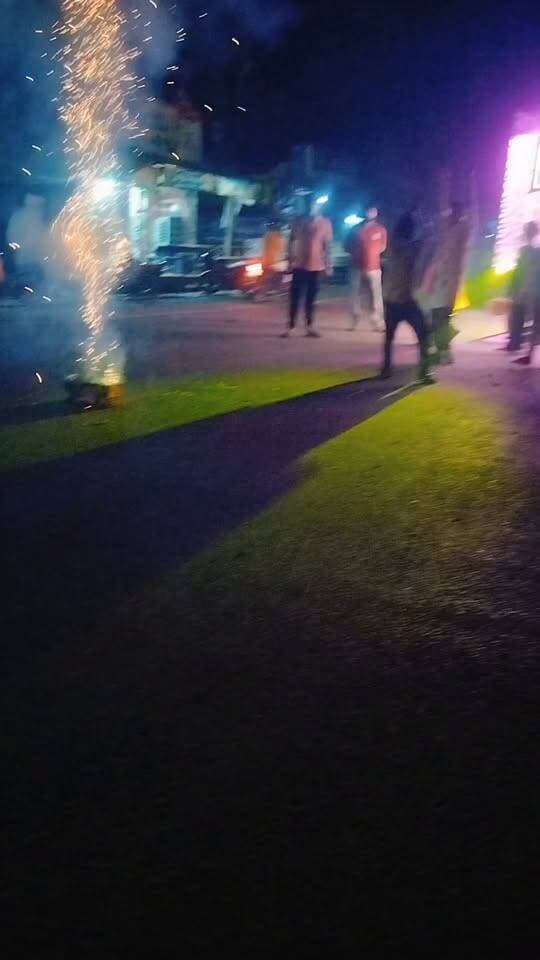 ढोल-ताशे और डीजे की धुन पर पंडालों में विराजमान हुए गजानन
गणपति बप्पा के जयकारों से गूंजा बारा, भगवा झंडों के साथ नाचते-गाते निकले श्रद्धालु
यूनाइटेड भारत बारा
मनोज कुमार बिन्द
बारा, प्रयागराज। गणेश चतुर्थी के अवसर पर रविवार रात बारा क्षेत्र में श्रद्धा, भक्ति और उत्साह का माहौल देखने को मिला। रात करीब आठ बजे विभिन्न स्थानों पर सजाए गए गणेश पंडालों में भगवान गणेश की प्रतिमाओं को विधि-विधान के साथ विराजमान कराया गया। इससे पहले श्रद्धालुओं ने ढोल-ताशे और डीजे की धुन पर भव्य शोभायात्रा निकाली। इस दौरान बारा का वातावरण ‘गणपति बप्पा मोरया’ के जयकारों से गूंज उठा।
शोभायात्रा में बड़ी संख्या में श्रद्धालु शामिल हुए। भक्त हाथों में भगवा झंडे लेकर नाचते-गाते गणपति प्रतिमाओं के साथ बारा बाजार में भ्रमण करते नजर आए। युवाओं में विशेष उत्साह देखने को मिला। ढोल-ताशों की थाप और धार्मिक गीतों पर युवा जमकर झूमते रहे। महिलाएं और बच्चे भी उत्साहपूर्वक शोभायात्रा में शामिल हुए।
शोभायात्रा के दौरान बारा बाजार में जगह-जगह स्थानीय लोगों ने श्रद्धालुओं का स्वागत किया। गणपति की प्रतिमाओं के दर्शन के लिए सड़क के किनारे बड़ी संख्या में लोग एकत्रित रहे। श्रद्धालुओं ने भगवान गणेश के दर्शन कर परिवार और क्षेत्र की सुख-समृद्धि की कामना की।
शोभायात्रा निर्धारित पंडालों में पहुंचने के बाद वैदिक मंत्रोच्चार और धार्मिक अनुष्ठानों के बीच गणपति की प्रतिमाओं की स्थापना की गई। प्रतिमा स्थापित होते ही पंडालों में पूजा-अर्चना और धार्मिक कार्यक्रमों का सिलसिला शुरू हो गया। आयोजकों की ओर से पंडालों को आकर्षक ढंग से सजाया गया है।
देर रात तक बारा स्थित भैरव बाबा मंदिर परिसर सहित आसपास के क्षेत्र में भक्ति और उत्सव का माहौल बना रहा। गणपति बप्पा के जयकारों, ढोल-ताशों और धार्मिक गीतों से पूरा वातावरण भक्तिमय नजर आया। श्रद्धालुओं ने भगवान गणेश से परिवार सहित पूरे क्षेत्र में सुख, शांति, समृद्धि और खुशहाली की प्रार्थना की।