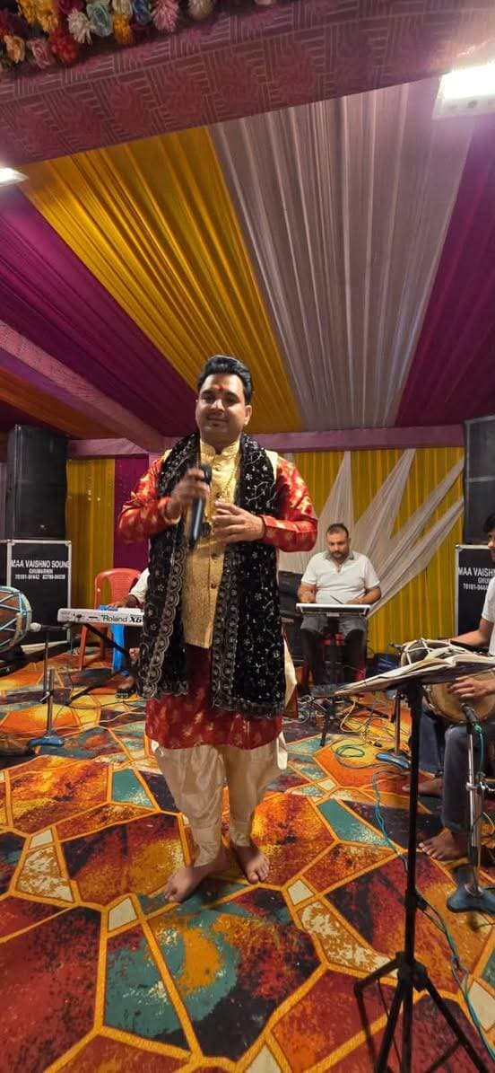 भूंतर में माता रानी का विशाल जागरण श्रद्धा व धूमधाम से संपन्न, आज आयोजित होगा विशाल भंडारा
आयोजन समिति के पदाधिकारियों व सदस्यों की उपस्थिति में विक्की सोनी का नया कृष्ण भजन श्याम ने औणा हुआ रिलीज
कुल्लू : नगर पंचायत भूंतर के मेला ग्राउंड में 'जय ज्वाला मां जागरण कमेटी' द्वारा आयोजित प्रथम विशाल भगवती जागरण शनिवार रात अत्यंत श्रद्धा, उल्लास और धूमधाम के साथ संपन्न हुआ। शक्तिपीठ ज्वालाजी से लाई गई माता की पवित्र ज्योति की भुंतर एयरपोर्ट गेट पर श्रद्धालुओं द्वारा भव्य अगवानी की गई। इसके पश्चात ढोल-नगाड़ों और शोभायात्रा के साथ ज्योति को मेला ग्राउंड स्थित जागरण स्थल पर स्थापित किया गया, जिसके बाद रात भर मां के दरबार में भक्ति की अविरल धारा बही। जगराते के उपरांत रविवार आज भुंतर स्थित राधा-कृष्ण मंदिर परिसर में विशाल भंडारे का आयोजन किया जाएगा जागरण का शुभारंभ हमीरपुर से विशेष रूप से पधारे सुप्रसिद्ध भजन गायक विक्की सोनी ने मां भगवती के चरणों में अपनी वंदना अर्पित करके किया। विक्की सोनी ने अपने सुपरहिट भजनों 'प्यारी लगदी कांगड़े दी माता', 'शेरांवालिये मेरे अंदर हनेरा', 'भोले दा डमरू' और 'लाल रंग चढ़या' से पंडाल में मौजूद श्रद्धालुओं को मंत्रमुग्ध कर दिया। इसके उपरांत जब उन्होंने बाबा बालक नाथ जी के सिद्ध भजनों की श्रृंखला छेड़ी, तो श्रद्धालु भक्ति रस में सराबोर होकर झूमने और नाचने लगे। जागरण मंच से रिलीज हुआ नया कृष्ण भजन श्याम ने औणा इस अवसर पर भजन गायक विक्की सोनी ने जागरण आयोजन समिति के पदाधिकारियों व सदस्यों के साथ मिलकर अपना नया कृष्ण भजन "श्याम ने औणा" औपचारिक रूप से रिलीज किया। विक्की सोनी ने श्रद्धालुओं से अपील करते हुए कहा कि जिस प्रकार आप सभी ने हमेशा उनके पिछले सभी भजनों को अपना भरपूर स्नेह और आशीर्वाद दिया है, उसी प्रकार इस नए कृष्ण भजन को भी अपना वही अपार प्यार दें। इसके पश्चात सुंदरनगर की प्रख्यात भजन गायिका सपना गुप्ता ने मां के दरबार में अपनी सुरीली हाजिरी लगाई। उन्होंने एक से बढ़कर एक सुपरहिट भेंटें जैसे 'गेर गड्डी नू लादे', 'खेल गिटियां दियां खेलां' और 'मेला मईया दा' गाकर माहौल को पूर्णतया भक्तिमय बना दिया। सपना गुप्ता की भावपूर्ण गायकी के दौरान श्रद्धालुओं ने माता रानी के दिव्य कंजक रूप के दर्शन कर मां का आशीर्वाद प्राप्त किया जागरण में घुमारवीं के प्रसिद्ध महाकाल जागरण ग्रुप के कलाकारों ने अपनी बेहतरीन साज-सज्जा और अलौकिक वादन से संपूर्ण कार्यक्रम में चार चांद लगा दिए। इस भव्य धार्मिक आयोजन को सफल बनाने में आयोजन समिति के चेयरमैन खुशहाल नेगी, प्रधान रविंद्र राणा, महासचिव विजय नागर, मुख्य संरक्षक भगत राम शर्मा और संरक्षक प्रवीण शर्मा विशेष रूप से उपस्थित रहे। इनके साथ समिति के सदस्य जयभारत, अनिल धीमान, गुरमीत सिंह सोनू, सुनील कुमार, निखिल कुमार, लवप्रीत (वी-ब्रोन कैफे), बलबीर, सतपाल, सोहित शर्मा, घनश्याम वर्मा, नेत्र सिंह, संजय गुप्ता, शुशांत कुमार , अशोक बौद्ध, नवीन छाबड़ा तथा रविंदर परमार सहित अनेक स्वयंसेवक व गणमान्य लोग मौजूद रहे।भोर के समय मां भगवती की भव्य महाआरती उतारी गई और श्रद्धालुओं के बीच प्रसाद वितरित किया गया। आयोजन समिति ने बताया कि जगराते के सफल समापन के बाद आज रविवार को भुंतर स्थित राधा-कृष्ण मंदिर परिसर में दोपहर से विशाल भंडारे का आयोजन किया जा रहा है।