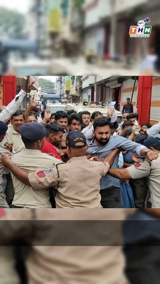 आगर मालवा जिले में मुख्यमंत्री डॉ. मोहन यादव को काले झंडे दिखाने निकले कांग्रेस कार्यकर्ताओं को पुलिस ने लिया हिरासत में #cm #viralvideos #india #congres #jitupatwari