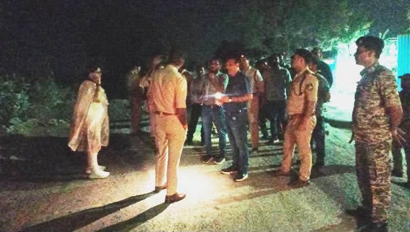 बिलौआ खदान क्षेत्र का देर रात संयुक्त निरीक्षण
कलेक्टर एवं वरिष्ठ पुलिस अधीक्षक ने खनिज विभाग की टीम के साथ लिया जायजा
जिले में खनिज पदार्थों के अवैध उत्खनन, परिवहन एवं भंडारण पर प्रभावी अंकुश लगाने के लिए प्रशासन द्वारा लगातार निगरानी और कार्रवाई की जा रही है। इसी क्रम में कलेक्टर श्रीमती रुचिका चौहान एवं वरिष्ठ पुलिस अधीक्षक श्री धर्मवीर सिंह ने रविवार की देर रात संबंधित अधिकारियों तथा खनिज विभाग की टीम के साथ बिलौआ खदान क्षेत्र का संयुक्त निरीक्षण किया।
निरीक्षण के दौरान अधिकारियों ने खदान क्षेत्रों में मौके की स्थिति का बारीकी से परीक्षण किया। साथ ही खदान क्षेत्र में गतिविधियों पर प्रभावी निगरानी बनाए रखने तथा नियमों का उल्लंघन पाए जाने पर तत्काल सख्त कार्रवाई के निर्देश खनिज विभाग की टीम को दिए।
जिला प्रशासन ने स्पष्ट किया है कि जिले में खनिज पदार्थों के अवैध उत्खनन, परिवहन एवं भंडारण को किसी भी स्थिति में बर्दाश्त नहीं किया जाएगा। ऐसे मामलों में संबंधित व्यक्तियों एवं वाहनों के विरुद्ध सख्त कार्रवाई निरंतर जारी रहेगी।
#gwalior
PRO Gwalior
Jansampark Madhya Pradesh
Collector Office Gwalior
CM Madhya Pradesh