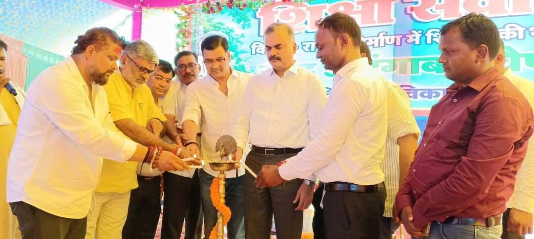 शिक्षा संवाद: राष्ट्रीय निर्माण में शिक्षकों की भूमिका पर हुआ मंथन, गोह में पहुंचे IPS विकास वैभव
गोह (औरंगाबाद): औरंगाबाद जिले के गोह प्रखंड मुख्यालय स्थित TCP Education Hub, गोह में रविवार को “शिक्षा संवाद—राष्ट्रीय निर्माण में शिक्षकों की भूमिका” विषय पर विशेष कार्यक्रम का आयोजन किया गया। कार्यक्रम में मुख्य अतिथि के रूप में आईपीएस अधिकारी श्री विकास वैभव की गरिमामयी उपस्थिति रही।
कार्यक्रम में श्री विकास वैभव ने शिक्षा, युवाओं के भविष्य, लक्ष्य निर्धारण और राष्ट्र निर्माण जैसे महत्वपूर्ण विषयों पर अपने प्रेरणादायक विचार साझा किए। उन्होंने विद्यार्थियों को शिक्षा के माध्यम से आगे बढ़ने, अपने लक्ष्य के प्रति समर्पित रहने और निरंतर मेहनत करते हुए बेहतर भविष्य का निर्माण करने के लिए प्रेरित किया।
उन्होंने कहा कि शिक्षक केवल विद्यार्थियों को पढ़ाने का कार्य नहीं करते, बल्कि उनके व्यक्तित्व और भविष्य को दिशा देने में भी महत्वपूर्ण भूमिका निभाते हैं। शिक्षित और जागरूक युवा ही समाज एवं राष्ट्र को नई दिशा देने में महत्वपूर्ण योगदान दे सकते हैं।
श्री विकास वैभव के विचारों से कार्यक्रम में मौजूद विद्यार्थियों, शिक्षकों एवं अन्य लोगों में नई ऊर्जा और उत्साह देखने को मिला। कार्यक्रम के दौरान शिक्षा की गुणवत्ता, युवाओं की जिम्मेदारी और राष्ट्र निर्माण में शिक्षकों की भूमिका को लेकर चर्चा हुई।
कार्यक्रम में उपस्थित लोगों ने श्री विकास वैभव के प्रेरणादायक संबोधन की सराहना की और इसे विद्यार्थियों के लिए उपयोगी एवं मार्गदर्शन देने वाला बताया।