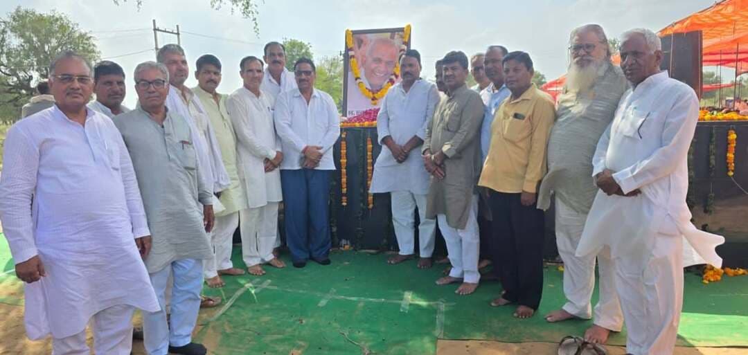 सुन्दरलाल काका की द्वितीय पुण्यतिथि पर उमड़ा जनसैलाब, स्मारक का हुआ लोकार्पण
यशदीप खबर @ बुहाना। पूर्व कैबिनेट मंत्री स्वर्गीय सुन्दरलाल (काका) की द्वितीय पुण्यतिथि एवं स्मारक लोकार्पण समारोह रविवार को सरस्वती फार्म हाउस कलवा (बुहाना) में श्रद्धा और सम्मान के साथ सम्पन्न हुआ। "सुन्दर लाल काका स्मारक" का लोकार्पण किया गया। कार्यक्रम की अध्यक्षता हनुमान श्योराण ने की। समारोह में भाजपा जिलाध्यक्ष हर्षिनी कुल्हरी, हनुमानगढ़ भाजपा प्रभारी दिनेश धाबाई, प्रदेश भाजपा कार्यकारिणी सदस्य विशम्भर पूनिया, जिला महामंत्री योगेन्द्र मिश्रा, जिला उपाध्यक्ष अजय चाहर, युवा मोर्चा जिलाध्यक्ष जयसिंह माठ, प्रदेश किसान मोर्चा सदस्य एवं जिलाध्यक्ष रतन सिंह तंवर, किसान मोर्चा प्रदेश प्रवक्ता सतीश गजराज, सोमवीर लाम्बा, निवर्तमान चिड़ावा प्रधान रोहिताश धांगड़, पिलानी निवर्तमान प्रधान बिरमा रायला, रजनीश चनाना, प्रदेश ओबीसी आयोग सदस्य पवन मावंडिया, पूर्व पार्षद रविकांत शर्मा, राजेंद्र कोच, विधाधर सैनी, अमर सिंह तंवर, अशोक मालानी, मदन डारा, पूर्व मंडल अध्यक्ष बाबूलाल वर्मा, डॉ. बीके वर्मा, शम्भू पंवार, राकेश बिका, पवन शर्मा, मुकेश जालिन्द्रा, पार्षद देवेंद्र सैनी, अभय सिंह बडेसरा, कुलदीप भगासरा, रजनीकांत मान, रामगोपाल मिश्र, राकेश शर्मा पाटनवाला, रामोतार धौलिया, निहाल सिंह पूर्व सरपंच नानवास, घिसाराम यादव पूर्व सरपंच झांझा, लक्ष्मण सिंह गादली, सरपंच रामकुमार झारोड़ा, रणधीर पूर्व सरपंच कलोठ मंचासीन रहे। वक्ताओं ने कहा कि सुन्दरलाल 7 बार विधायक व 4 बार मंत्री रहे, उन्होंने सुरजगढ़-पिलानी में पहली बार भाजपा का कमल खिलाया। कांग्रेस, भाजपा व निर्दलीय तीनों रूपों में चुनाव जीतकर ईमानदार व जनसेवक की मिसाल कायम की। भैरोसिंह शेखावत व वसुंधरा राजे के साथ उनके पारिवारिक रिश्ते रहे हैं। आयोजक कैलाश मेघवाल, विधानसभा क्षेत्र पिलानी, विजेंद्र चेयरमैन, डाॅ. धर्मपाल सिंह, ईश्वर सिंह, विनोद कुमार, एडवोकेट मुकेश, पुरूषोत्तम राज सहित पूरे परिवार ने सभी आगंतुकों का आभार जताया।
#सुन्दरलालकाका #द्वितीयपुण्यतिथि #स्मारकलोकार्पण
#जनसैलाब #सुन्दरलालकाका_स्मारक #कलवा
#बुहाना #झुंझुनूं #श्रद्धांजलि #यशदीपखबर #buhana #jhunjhunu