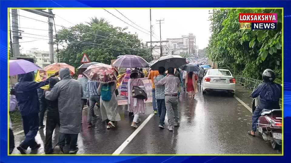 पुरानी पेंशन (OPS) बहाली को सैकड़ो राज्य कर्मचारी उतरे सड़कों पर भारी बारिश के बीच भी जमे रहे सड़कों पर