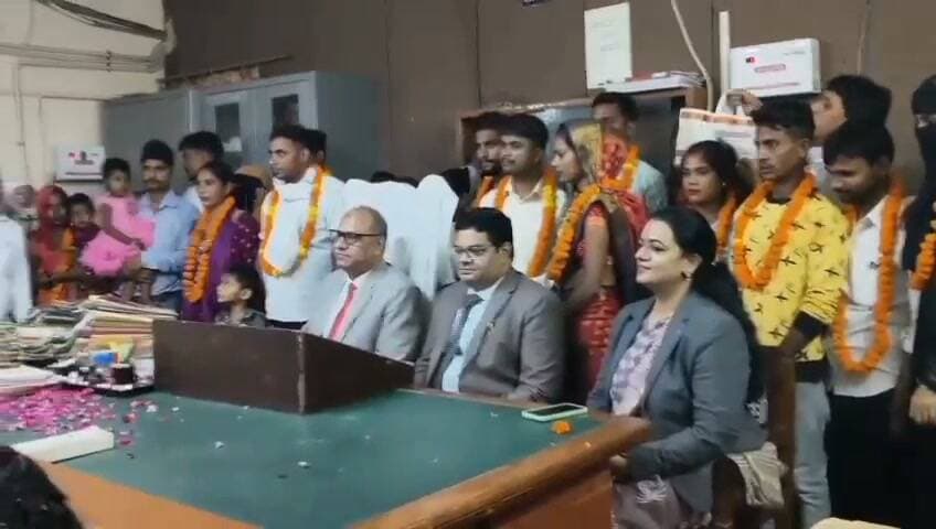 #बरेली में #राष्ट्रीय #लोक #अदालत में 2.27 #लाख वादों का निस्तारण, 39.20 #करोड़ रुपये से अधिक के आदेश पारित
बरेली। राष्ट्रीय विधिक सेवा प्राधिकरण, नई दिल्ली एवं उत्तर प्रदेश राज्य विधिक सेवा प्राधिकरण, लखनऊ के दिशा-निर्देशन में शनिवार को आयोजित राष्ट्रीय लोक अदालत में कुल 2,27,243 वादों का सुलह-समझौते के आधार पर निस्तारण किया गया। इस दौरान 39,20,88,684 रुपये की धनराशि के आदेश पारित किए गए।
जनपद न्यायाधीश एवं अध्यक्ष जिला विधिक सेवा प्राधिकरण प्रदीप कुमार सिंह द्वितीय ने मां सरस्वती एवं भगवान गणेश की प्रतिमा पर पुष्प अर्पित कर और दीप प्रज्ज्वलित कर लोक अदालत का शुभारंभ किया। अपर जनपद न्यायाधीश एवं नोडल अधिकारी उमा शंकर कहार ने बताया कि लोक अदालत में न्यायिक अधिकारियों, बैंकों, बीमा कंपनियों, अधिवक्ताओं एवं विभिन्न विभागों ने सहभागिता की।
सत्र न्यायालयों में 810 वादों का निस्तारण कर 20.37 लाख रुपये जुर्माना, दीवानी न्यायालयों में 1,107 वादों का निस्तारण कर 1.20 लाख रुपये तथा फौजदारी न्यायालयों में 92,535 वादों का निस्तारण कर 10.48 लाख रुपये जुर्माने के आदेश पारित किए गए।
पारिवारिक न्यायालयों में 239 दंपतियों के बीच समझौता कराया गया। प्रधान न्यायाधीश मोहम्मद अशरफ अंसारी ने 159 तथा अपर प्रधान न्यायाधीश संजय कुमार सिंह ने 80 वादों का निस्तारण कराया।
एमएसीटी न्यायालय में 296 वादों के निस्तारण से 19.70 करोड़ रुपये, वाणिज्यिक न्यायालय में छह वादों से 1.14 करोड़ रुपये तथा स्थायी लोक अदालत में पांच वादों से 37.79 लाख रुपये की समझौता धनराशि के आदेश पारित किए गए।
प्रशासनिक विभागों द्वारा 39,766, पुलिस विभाग द्वारा 60,491 मामलों का निस्तारण किया गया। पुलिस विभाग में 37,632 ई-चालान भी शामिल रहे। विभिन्न न्यायालयों एवं यातायात पुलिस द्वारा कुल 1,25,126 ई-चालानों का निस्तारण किया गया।
जिला विधिक सेवा प्राधिकरण की सचिव जया प्रियदर्शिनी ने बताया कि बैंक ऋण संबंधी मामलों के लिए 25 पीठों का गठन किया गया था। इनके समक्ष 1,715 वादों का निस्तारण कर 8.37 करोड़ रुपये की ऋण धनराशि वसूल की गई।
लोक अदालत परिसर में जेल में निरुद्ध बंदियों द्वारा तैयार हस्तशिल्प वस्तुओं और औषधीय पौधों की प्रदर्शनी लगाई गई। स्वयं सहायता समूहों, एक जनपद एक उत्पाद एवं एक जनपद एक पकवान से संबंधित वस्तुओं का भी प्रदर्शन और विक्रय किया गया। कलाकारों व विद्यार्थियों ने नुक्कड़ नाटक के माध्यम से विधिक जागरूकता फैलाई। आमजन की सहायता के लिए हेल्प डेस्क भी स्थापित की ग
#Bareilly #news #live