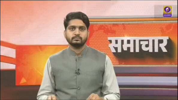 भारतीय जनता पार्टी प्रदेश प्रभारी महेन्द्र सिंह ने जिला भाजपा कार्यालय विजय भवन में आयोजित जिला पदाधिकारियों एवं सेवा संकल्प अभियान की जिला टोली सदस्यों की महत्वपूर्ण बैठक को संबोधित करते हुए कहा कि 2001 में गुजरात के मुख्यमंत्री के रूप में प्रारंभ हुई सेवा-यात्रा ने आज प्रधानमंत्री के रूप में 25 वर्षों का गौरवपूर्ण पड़ाव पूरा किया है। माननीय मोदी जी का यशस्वी जीवन गुजरात से लेकर प्रधानमंत्री के रूप में राष्ट्र नेतृत्व तक, हर दायित्व में राष्ट्रहित और जनकल्याण हेतु सर्वोपरि रहा है। सेवा, समर्पण और संकल्प की इस प्रेरणादायी यात्रा को जन-जन तक पहुंचाने के लिए सेवा संकल्प अभियान का शुभारंभ 17 सितंबर से हो रहा है। बैठक को संबोधित करते हुए भाजपा प्रदेश अध्यक्ष एवं विधायक हेमंत खंडेलवाल ने अभियान के अंतर्गत किये जाने वाले कार्य एवं प्रभारियों की जानकारी देते हुए कहा कि 17 सितम्बर को भाजपा युवा मोर्चा के व्दारा प्रदेश भर में रक्तदान शिविरों का आयोजन किया जाएगा। वहीं आर्शीवाद का दिया कार्यक्रम के तहत हर लाभार्थीयों के घर पर जलाया जाएगा।
बैठक को संबोधित करते हुए केन्द्रीय राज्यमंत्री व क्षेत्रीय सांसद दुर्गादास उइके ने कहा कि आज हम जिस स्वर्णिम काल में जी रहे है इस समय के लिए देश के यशस्वी प्रधानमंत्री नरेन्द्र मोदी जी की कार्ययोजना को सामुहिक प्रयासो से शिखर पर पहुंचाना हमारा धर्म है। विश्व के सबसे लोकप्रिय नेता मोदी जी के नेतृत्व में ऐसे कार्य हुए जो ना पहले कभी हुए थे न ही आगे हो सकते है। इन कार्याे को हर घर तक पहुचाना हर भाजपा कार्यकर्ता का संकल्प होना चाहिए।