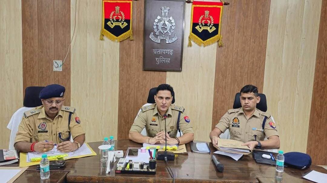 🚨 ब्रेकिंग न्यूज़ | प्रतापगढ़
एसपी दीपक भूकर ने की अपराध गोष्ठी, अपराधियों पर शिकंजा कसने के दिए सख्त निर्देश
प्रतापगढ़। पुलिस अधीक्षक दीपक भूकर ने साईं कॉम्प्लेक्स, पुलिस लाइन में अपराध गोष्ठी आयोजित कर जिले की अपराध एवं कानून-व्यवस्था की स्थिति की समीक्षा की।
बैठक में एएसपी पूर्वी आलोक कुमार, एएसपी पश्चिमी बृजनन्दन राय, सभी क्षेत्राधिकारी, थाना प्रभारी एवं शाखा प्रभारी मौजूद रहे।
एसपी ने वांछित व वारंटी अभियुक्तों की गिरफ्तारी, लंबित मामलों में प्रभावी कार्रवाई और अपराध नियंत्रण को लेकर आवश्यक दिशा-निर्देश दिए। साथ ही थाना स्तर पर आने वाली शिकायतों का समयबद्ध एवं गुणवत्तापूर्ण निस्तारण करने तथा पीड़ितों की समस्याओं को प्राथमिकता से सुनने के निर्देश दिए।
👉 एसपी ने साफ कहा—अपराध एवं अपराधियों पर प्रभावी नियंत्रण के साथ पुलिसिंग को और अधिक जनोन्मुखी बनाया जाए।