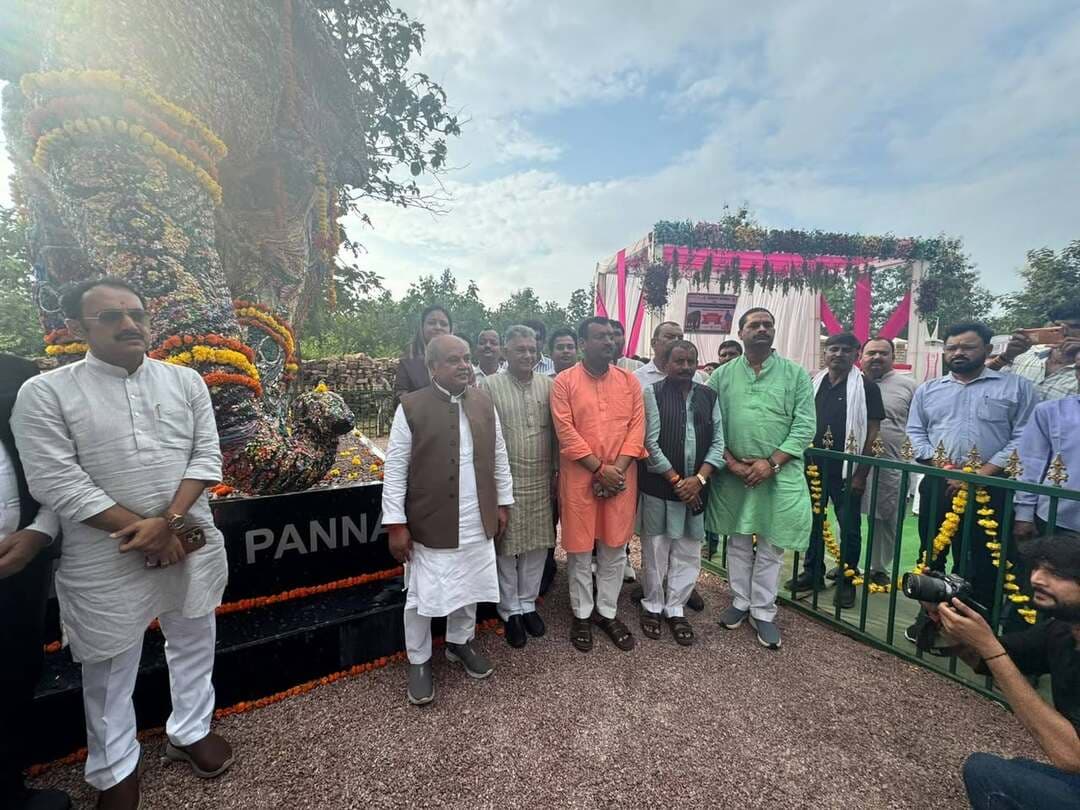 गणेश चतुर्थी के एक दिवस पहले विश्व की सबसे बूढ़ी हथिनी वत्सला के स्टेचू का पन्ना टाइगर रिजर्व के अकोला गेट पर हुआ अनावरण
गणेश चतुर्थी के एक दिवस पूर्व संझा बेला में पन्ना टाइगर रिजर्व के अकोला गेट पर विश्व की सबसे बूढ़ी हथिनी 'वत्सला' की स्मृति में उनके स्टेचू का भव्य अनावरण किया गया।
इस गरिमामयी समारोह में मध्य प्रदेश विधानसभा के माननीय अध्यक्ष माननीय श्री नरेंद्र सिंह तोमर, पन्ना जिले के प्रभारी मंत्री माननीय श्री इंदर सिंह परमार, पन्ना विधायक माननीय श्री बृजेंद्र प्रताप सिंह सहित अन्य गणमान्य नागरिक एवं वरिष्ठ जन उपस्थित रहे। वन विभाग की ओर से पन्ना टाइगर रिजर्व के क्षेत्र संचालक, वनमंडलाधिकारी दक्षिण पन्ना, उप संचालक, सहायक संचालक पन्ना, परिक्षेत्र अधिकारी सहित वन अमला इस अवसर पर मौजूद रहा।
वत्सला के इस स्टेचू की स्थापना और अनावरण में जे.के. सीमेंट अमानगंज की विशेष और महत्वपूर्ण भूमिका रही, जिसके अधिकारीगण भी इस कार्यक्रम में उपस्थित थे। अनावरण करते हुए मध्य प्रदेश विधानसभा के माननीय अध्यक्ष माननीय श्री नरेंद्र सिंह तोमर व्दारा विधि-विधान से वत्सला की पूजा-अर्चना की गई और उन्हें भावभीनी श्रद्धांजलि अर्पित करते हुए याद किया गया तथा उनकी प्रतिमा को अकोला गेट पर स्थापित किया गया।
उल्लेखनीय है कि वत्सला विश्व की सबसे बूढ़ी हथिनी मानी जाती थी। उनका जन्म लगभग वर्ष 1917 के आसपास केरल के नीलांबुर जंगलों में हुआ था। इसके पश्चात वे पन्ना आईं और पन्ना की भौगोलिक परिस्थितियों एवं उबड़-खाबड़ स्थानों में उन्होंने अपना एक लंबा जीवन व्यतीत किया। वत्सला ने अपना सम्पूर्ण जीवन में किसी नर हाथी के साथ मेटिंग नहीं की। इसके साथ ही, उन्होंने दूसरी हथिनियों के बच्चों का लालन-पालन अत्यंत स्नेह और वात्सल्य के साथ किया।
उनके इसी प्रेमपूर्ण और वात्सल्यमयी स्वभाव के कारण आसपास के वन्यजीव प्रेमी और पन्ना के स्थानीय लोग उन्हें आदर और स्नेह से "दादी मां" कहकर पुकारते थे। वत्सला 'दादी मां' की इन्हीं स्मृतियों को चिरस्थायी बनाने के लिए अकोला गेट पर इस स्टेचू को स्थापित किया गया है।