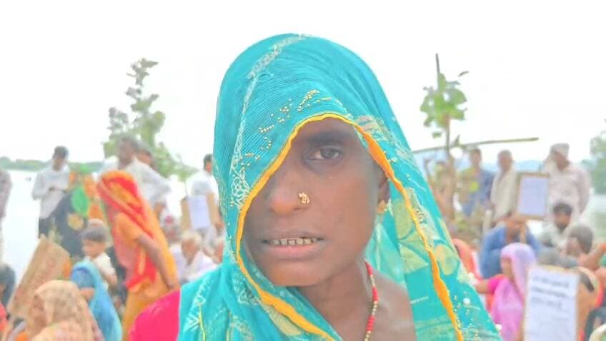 यदि वाकई सबका साथ सबका विकास हो रहा है तो इन गरीबों की व्यथा भी शासन प्रशासन को सुननी चाहिए