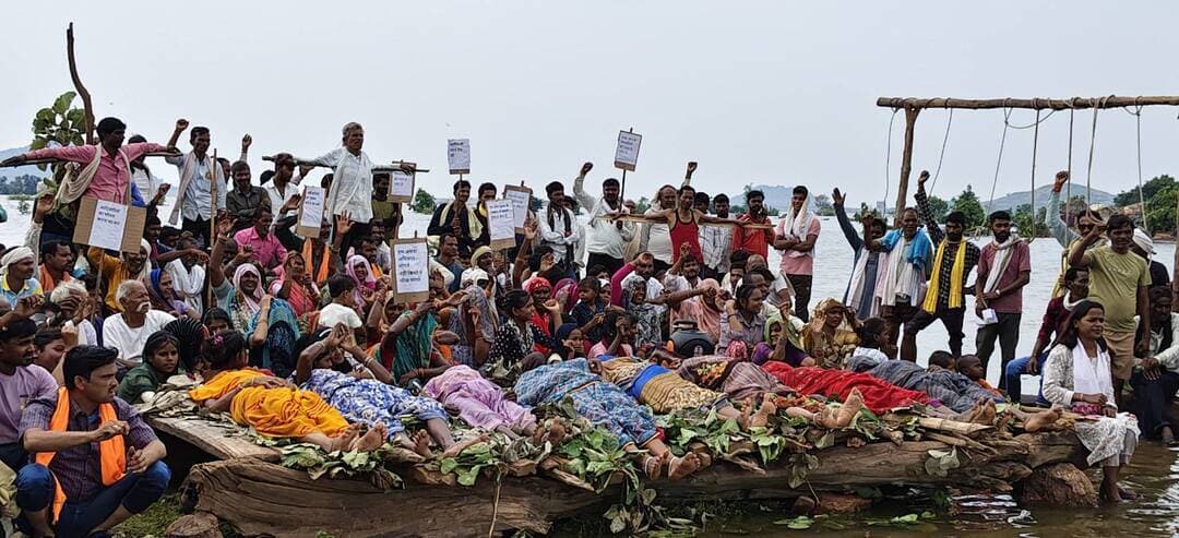 दूसरे दिन भी जारी रहा ‘चिता आंदोलन’, बढ़ते पानी के बीच बढ़ता ग्रामीणों का आक्रोश
मझगांय बाँध के डूब क्षेत्र में घरों तक पहुँचा पानी, विस्थापन और मुआवज़े को लेकर ग्रामीणों में चिंता; अमित भटनागर बोले—“पानी बढ़ रहा है, लेकिन जिम्मेदारों की संवेदनशीलता दिखाई नहीं दे रही”
पन्ना/अजयगढ़। मझगांय बाँध के बढ़ते जलस्तर और डूब क्षेत्र में प्रभावित परिवारों के विस्थापन, मुआवज़े एवं पुनर्वास की मांग को लेकर जय किसान संगठन के बैनर तले सामाजिक कार्यकर्ता अमित भटनागर के नेतृत्व में शुरू हुआ ‘चिता आंदोलन’ दूसरे दिन भी जारी रहा।
डूब क्षेत्र से सामने आ रही तस्वीरें और ग्रामीणों की बातें चिंता बढ़ाने वाली हैं। ग्रामीणों का कहना है कि पानी लगातार गाँव की ओर बढ़ रहा है और कई घरों तक पानी पहुँच चुका है। ऐसे में प्रभावित परिवार अपने घर, खेत और वर्षों से बसाए संसार को अपनी आँखों के सामने संकट में आता देख रहे हैं।
ग्रामीणों के मुताबिक कई परिवारों को अभी तक मुआवज़ा नहीं मिला है। वहीं मुआवज़े की प्रक्रिया में कथित अनियमितताओं और पैसों की मांग को लेकर भी गंभीर आरोप लगाए जा रहे हैं। ग्रामीणों का कहना है कि उन्होंने अपनी समस्याओं को लेकर कई बार अधिकारियों को ज्ञापन दिए और न्याय की गुहार लगाई, लेकिन अपेक्षित समाधान नहीं होने के कारण उन्हें आंदोलन का रास्ता अपनाना पड़ा।
💧 “पानी बढ़ रहा है, लेकिन प्रशासन गायब है”
आंदोलन स्थल पर सामाजिक कार्यकर्ता अमित भटनागर ने प्रशासन की कार्यप्रणाली पर सवाल उठाते हुए कहा कि हर दिन पानी गाँव की तरफ बढ़ रहा है। उनके अनुसार प्रभावित परिवार भय और चिंता के बीच अपने घरों और भविष्य को लेकर परेशान हैं, लेकिन जिन जिम्मेदार लोगों से जवाब और राहत की उम्मीद है, उनकी सक्रिय मौजूदगी दिखाई नहीं दे रही।
उन्होंने कहा कि लोगों ने बार-बार अधिकारियों के दरवाजे खटखटाए, ज्ञापन दिए और न्याय की मांग की, लेकिन सुनवाई नहीं होने के बाद मजबूरी में चिता आंदोलन शुरू करना पड़ा। उन्होंने स्पष्ट किया कि यह आंदोलन विकास के खिलाफ नहीं, बल्कि विस्थापित परिवारों के अधिकार, न्याय और सम्मान की मांग को लेकर है।
⚡ आंदोलन के बीच बिजली काटने का आरोप
ग्रामीणों ने आंदोलन के पहले दिन मझगांय डेम प्रभावित वनहरी क्षेत्र के टपरियन गाँव की बिजली काटे जाने का आरोप लगाया है। ग्रामीणों का कहना है कि एक ओर डूब क्षेत्र में पानी लगातार बढ़ रहा है, वहीं बिजली कटने से उनकी परेशानियाँ और बढ़ गई हैं।
ग्रामीणों ने बिजली व्यवस्था तत्काल बहाल करने की मांग की है और आरोप लगाया कि बिजली काटे जाने की कार्रवाई को आंदोलनकारियों पर दबाव बनाने की कोशिश के रूप में देखा जा रहा है। इन आरोपों पर संबंधित विभाग/प्रशासन का पक्ष सामने आना बाकी है।
📢 प्रमुख मांगें क्या हैं?
आंदोलनकारियों और प्रभावित ग्रामीणों की प्रमुख मांगों में—
🔹 लंबित मुआवज़े का तत्काल भुगतान
🔹 प्रभावित परिवारों का पारदर्शी एवं निष्पक्ष सर्वे
🔹 उचित पुनर्वास की व्यवस्था
🔹 डूब क्षेत्र में बुनियादी सुविधाओं की उपलब्धता
🔹 मुआवज़े की प्रक्रिया में लगाए गए कथित भ्रष्टाचार एवं अनियमितताओं के आरोपों की निष्पक्ष जांच
🔹 प्रभावित परिवारों को सुरक्षित तरीके से विस्थापित करने की व्यवस्था
शामिल हैं।
🤝 विभिन्न संगठनों और कांग्रेस नेताओं का समर्थन
चिता आंदोलन को दूसरे दिन आदिवासी दलित क्रांति सेना एवं जिला कांग्रेस का भी समर्थन मिला। आंदोलन स्थल पर पहुँचे कांग्रेस नेताओं ने प्रभावित ग्रामीणों की मांगों को जायज बताते हुए प्रदेश सरकार और जिला प्रशासन पर गंभीर आरोप लगाए।
प्रदर्शन में केपी सिंह बुंदेला, संयोजक आदिवासी दलित क्रांति सेना (बुंदेलखंड), अनीस खान, जिलाध्यक्ष जिला कांग्रेस कमेटी पन्ना, पूर्व प्रत्याशी भरत मिलन पांडे, प्रेम कुमार पांडेय, राकेश गर्ग, सौरभ पटेरिया, कदीर खान, सुरेन्द्र आदिवासी, हसीब खान, रिंकू खान, मैकू अहिरवार, राजाजी बुंदेला, विकास तिवारी, आशा यादव, रेहान मोहम्मद, नेता प्रतिपक्ष, वैभव थापक, अक्षय तिवारी, जगत पाल सिंह एवं भूपेन्द्र सिंह सहित अन्य लोग मौजूद रहे।
👥 कई बांधों और परियोजनाओं से जुड़े विस्थापित भी पहुँचे
आंदोलन में केवल मझगांय बाँध से प्रभावित लोग ही नहीं, बल्कि केन-बेतवा परियोजना, रूंझ बाँध और ललितपुर-सिंगरौली रेल मार्ग से जुड़े प्रभावित एवं विस्थापित परिवारों के प्रतिनिधियों ने भी सहभागिता की।
केन-बेतवा से जुड़े दयाराम आदिवासी, राजकुमार आदिवासी, सुना बाई सहित मझगांय बाँध से दीपक द्विवेदी, उपेन्द्र विश्वकर्मा, अंकित सोनी, ठाकुरदीन पाल, राजरानी प्रजापति, रानी आदिवासी, मंगल यादव, गयाप्रसाद कोंदर समेत अनेक लोग आंदोलन में शामिल हुए।
रूंझ बाँध से महेश आदिवासी, दौलत आदिवासी, मालती आदिवासी, अनारी आदिवासी, अमरप्रसाद आदिवासी, कृपाल आदिवासी, निरपत आदिवासी, प्रभुदयाल आदिवासी, रामौतार आदिवासी, रतन आदिवासी, प्रकाश आदिवासी, बद्री आदिवासी, राकेश आदिवासी, देवीदीन आदिवासी, राजाराम आदिवासी और ललित आदिवासी सहित कई विस्थापित पहुँचे।
वहीं ललितपुर-सिंगरौली रेल मार्ग से जुड़े पूरन यादव, राजाराम प्रजापति, अखिलेश जैन, शिवधनी यादव, जगदीश पटेल, आशा बाई साहू, इन्दू पाठक, मालती बाई सोनकर और रामनारायण प्रजापति सहित अन्य लोगों ने भी आंदोलन में सक्रिय सहभागिता निभाई।
आंदोलन व्यापक करने की चेतावनी
जय किसान संगठन की नेता दिव्या अहिरवार और हिसाबी राजपूत ने चेतावनी दी कि यदि प्रशासन ने प्रभावित परिवारों की समस्याओं पर तत्काल संज्ञान लेकर ठोस कार्रवाई नहीं की, तो आंदोलन को और व्यापक किया जाएगा।
फिलहाल सबसे बड़ा सवाल यही है कि बढ़ते जलस्तर के बीच डूब क्षेत्र में रहने वाले परिवारों की सुरक्षा, मुआवज़े और पुनर्वास को लेकर प्रशासन आगे क्या कदम उठाता है?
ग्रामीणों का कहना है—“मुआवज़ा दो, पुनर्वास दो और लोगों को डूबने के लिए मजबूर मत करो।”
मामले में प्रशासन एवं संबंधित विभाग का पक्ष सामने आने पर उसे भी प्रमुखता से प्रकाशित किया जाएगा।
#मझगांयबांध #चिता_आंदोलन #पन्ना #अजयगढ़ #विस्थापन #मुआवजा #पुनर्वास #जयकिसानसंगठन