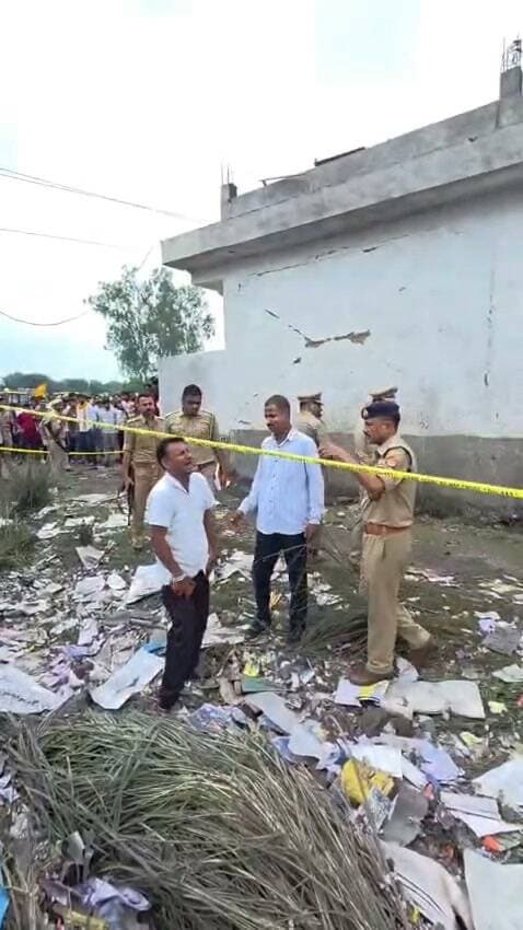 कौशांबी में पटाखा फैक्ट्री में भीषण विस्फोट, 11 लोगों की मौत
सोमवार को प्रयागराज-कौशांबी बॉर्डर पर स्थित एक पटाखा फैक्ट्री में हुए भीषण विस्फोट में 11 लोगों की मौत की पुष्टि हुई है, जबकि एक दर्जन से अधिक लोग घायल बताए जा रहे हैं। घायलों का इलाज स्वरूप रानी समेत अन्य निजी अस्पतालों में चल रहा है।
मामले में आदिल समेत 6 लोगों के खिलाफ पिपरी थाने में गंभीर धाराओं में मुकदमा दर्ज किया गया है। आरोपियों की गिरफ्तारी के लिए पुलिस की 4 टीमें गठित की गई हैं। पुलिस ने आरोपियों के खिलाफ गैंगस्टर एक्ट के तहत भी कड़ी कार्रवाई की बात कही है।
मुख्यमंत्री ने मृतकों के परिजनों को 2-2 लाख रुपये और घायलों को 50 हजार रुपये की आर्थिक सहायता देने का ऐलान किया है। डिप्टी सीएम केशव प्रसाद मौर्य ने घटना पर दुख जताते हुए दोषियों के खिलाफ सख्त कार्रवाई की बात कही है।
वहीं, सांसद पुष्पेंद्र सरोज ने प्रशासनिक शिथिलता पर सवाल उठाते हुए मामले की उच्च स्तरीय जांच की मांग की है।
#Kaushambi #Prayagraj #BreakingNews #FirecrackerFactory #Explosion #UttarPradesh