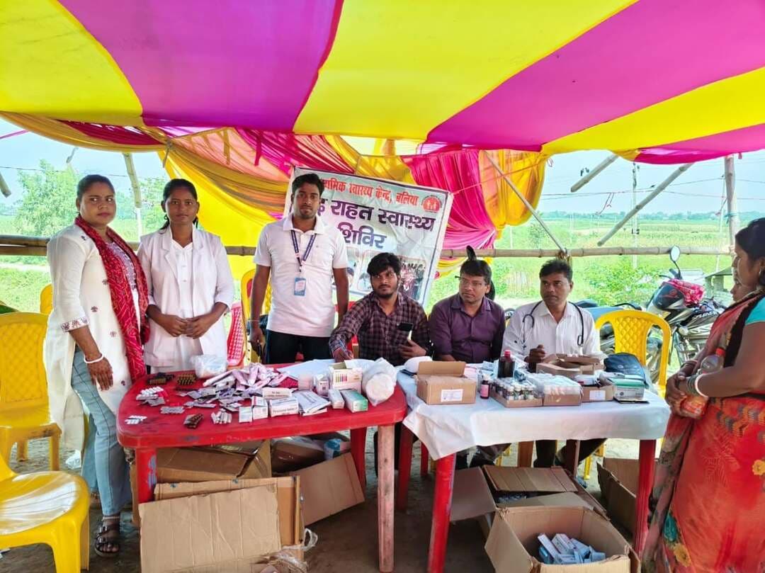 गंगा के जलस्तर में कमी, फिर भी खतरे के निशान से ऊपर; 269 नावों से राहत-बचाव कार्य जारी
बलिया/बेगूसराय (बी के गुलशन)। बेगूसराय जिले में बाढ़ 2026 के मद्देनजर जिला प्रशासन द्वारा राहत, बचाव एवं पुनर्वास कार्य लगातार जारी है। जिला पदाधिकारी रिची पांडेय के मार्गदर्शन में प्रशासन की विभिन्न टीमें प्रभावित क्षेत्रों में मुस्तैदी के साथ कार्य कर रही हैं। गंगा नदी के जलस्तर में कमी दर्ज किए जाने से बाढ़ प्रभावित इलाकों में स्थिति के धीरे-धीरे सामान्य होने की उम्मीद बढ़ी है। हालांकि जलस्तर अभी भी खतरे के निशान से ऊपर है, जिसके कारण प्रशासन द्वारा प्रभावित क्षेत्रों की लगातार निगरानी की जा रही है।
269 नावों का परिचालन, बलिया में एनडीआरएफ तैनात
केंद्रीय जल आयोग एवं आपदा प्रबंधन विभाग से प्राप्त रिपोर्ट के अनुसार, 13 सितंबर 2026 को पूर्वाह्न 11 बजे गंगा नदी का जलस्तर 42.89 मीटर दर्ज किया गया। बाढ़ प्रभावित क्षेत्रों में आवागमन, राहत सामग्री के परिवहन एवं बचाव कार्यों के लिए कुल 269 नावों का परिचालन किया जा रहा है। इनमें 23 सरकारी और 246 निजी नावें शामिल हैं। बछवाड़ा, तेघड़ा, मटिहानी एवं शाम्हो प्रखंडों में एसडीआरएफ तथा बलिया प्रखंड में एनडीआरएफ की तैनाती की गई है।
10 लाख से अधिक मील उपलब्ध
बाढ़ प्रभावित नागरिकों को भोजन उपलब्ध कराने के लिए जिले में 189 सामुदायिक रसोई केंद्र संचालित किए जा रहे हैं। 12 सितंबर को 145 केंद्र संचालित थे, जबकि 44 केंद्र बंद थे। अब तक सामुदायिक रसोई के माध्यम से कुल 10,30,163 मील उपलब्ध कराए जा चुके हैं। इसके अलावा प्रभावित परिवारों के बीच 350 ड्राई राशन पैकेट वितरित किए गए हैं।
प्रशासन की ओर से जरूरतमंदों को 34,651 पॉलिथीन शीट्स वितरित की जा चुकी हैं, जबकि 41,880 पॉलिथीन शीट्स सुरक्षित उपलब्ध हैं।
46 हजार से अधिक लोगों का इलाज
बाढ़ प्रभावित क्षेत्रों में स्वास्थ्य सेवाओं को सुचारू बनाए रखने के लिए 71 मेडिकल कैंप संचालित किए जा रहे हैं। त्वरित चिकित्सा सुविधा उपलब्ध कराने के लिए चार बोट एम्बुलेंस भी लगाई गई हैं। अब तक मेडिकल कैंपों एवं अन्य स्वास्थ्य सेवाओं के माध्यम से 46,583 व्यक्तियों का इलाज किया जा चुका है।
पशुधन की सुरक्षा के लिए जिले में 70 पशु शिविर संचालित किए जा रहे हैं। अब तक 11,737 पशुओं का इलाज किया गया है तथा पशुपालकों एवं प्रभावित पशुओं के लिए 1,840.78 क्विंटल पशुचारा वितरित किया जा चुका है।
27 हजार हेक्टेयर से अधिक कृषि रकबा प्रभावित
कृषि विभाग की रिपोर्ट के अनुसार, बाढ़ से जिले में कुल 27,034 हेक्टेयर रकबा प्रभावित हुआ है। इसमें 33 प्रतिशत से अधिक क्षति वाला प्रभावित रकबा 19,504 हेक्टेयर है। जल संसाधन विभाग ने जिले के सभी तटबंधों को सुरक्षित बताया है। तटबंधों की लगातार निगरानी की जा रही है।
137 अस्थायी शौचालय, 73 नए चापाकल
बाढ़ प्रभावित क्षेत्रों में पेयजल एवं स्वच्छता की व्यवस्था बनाए रखने के लिए लोक स्वास्थ्य अभियंत्रण विभाग द्वारा लगातार कार्य किया जा रहा है। प्रभावित इलाकों में 137 अस्थायी शौचालय संचालित किए गए हैं तथा पेयजल की उपलब्धता सुनिश्चित करने के लिए 73 नए चापाकल गाड़े गए हैं।
जिला प्रशासन द्वारा राहत एवं बचाव कार्यों की नियमित समीक्षा की जा रही है। सभी संबंधित विभागों के पदाधिकारी एवं कर्मी जमीनी स्तर पर मुस्तैद रहकर प्रभावित नागरिकों को आवश्यक सहायता उपलब्ध कराने में जुटे हैं। प्रशासन ने आम नागरिकों से अपील की है कि वे केवल आधिकारिक सूचनाओं पर भरोसा करें और भ्रामक या अपुष्ट खबरों पर ध्यान न दें।