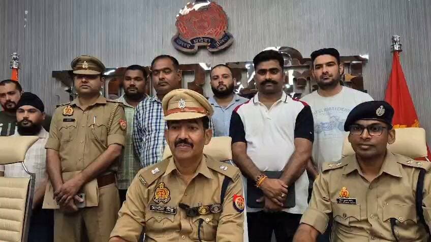 सीतापुर एसपी अंकुर अग्रवाल के आदेश पर नशे के कारोबार पर बड़ी कार्रवाई। 23 लख रुपए के अवैध गांजा के साथ 7 माफिया गिरफ्तार छत्तीसगढ़ से गांजा लाकर तस्करी करते थे माफिया।
#SitapurPolice