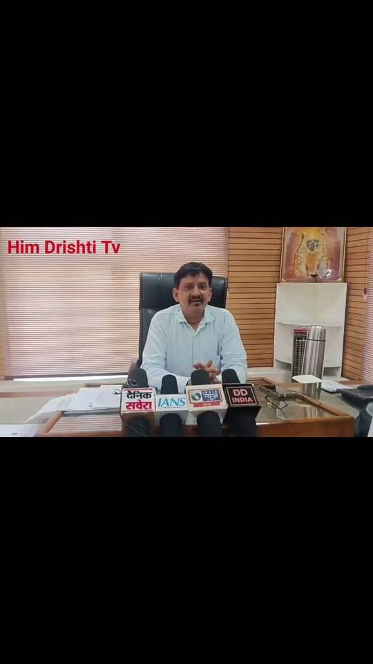 चंबा। मणिमहेश यात्रा के दौरान श्रद्धालुओं को बेहतर एवं सुगम परिवहन सुविधा उपलब्ध करवाने के लिए हिमाचल पथ परिवहन निगम (एचआरटीसी) चंबा द्वारा विशेष प्रबंध किए गए हैं। यात्रियों की बढ़ती संख्या को देखते हुए निगम ने बाहरी जिलों से भी अतिरिक्त बसों का इंतजाम किया है, ताकि श्रद्धालुओं को यात्रा के दौरान किसी प्रकार की परेशानी का सामना न करना पड़े।
एचआरटीसी चंबा के डिवीजनल मैनेजर (डीडीएम) शुगल सिंह ने बताया कि मणिमहेश यात्रा के लिए निगम पूरी तरह से तैयार है। यात्रा मार्ग पर यात्रियों की सुविधा को ध्यान में रखते हुए अतिरिक्त बसें तैनात की गई हैं और जरूरत पड़ने पर बसों की संख्या और बढ़ाई जाएगी। उन्होंने कहा कि निगम का प्रयास है कि श्रद्धालुओं को समय पर सुरक्षित एवं आरामदायक यात्रा सुविधा उपलब्ध हो।
डीडीएम शुगल सिंह ने श्रद्धालुओं से अपील करते हुए कहा कि वे अधिक से अधिक एचआरटीसी की बसों में सफर करें। इससे न केवल यात्रा सुरक्षित होगी, बल्कि यातायात व्यवस्था को सुचारू बनाए रखने में भी मदद मिलेगी। उन्होंने कहा कि निगम के कर्मचारी यात्रियों को बेहतर सेवाएं देने के लिए पूरी तत्परता से कार्य कर रहे हैं।
उन्होंने विश्वास जताया कि इस बार मणिमहेश यात्रा के दौरान परिवहन व्यवस्था पहले से अधिक सुदृढ़ रहेगी और श्रद्धालुओं को किसी प्रकार की असुविधा नहीं होने दी जाएगी।
बाइट शुगल सिंह डीडीएम चंबा।