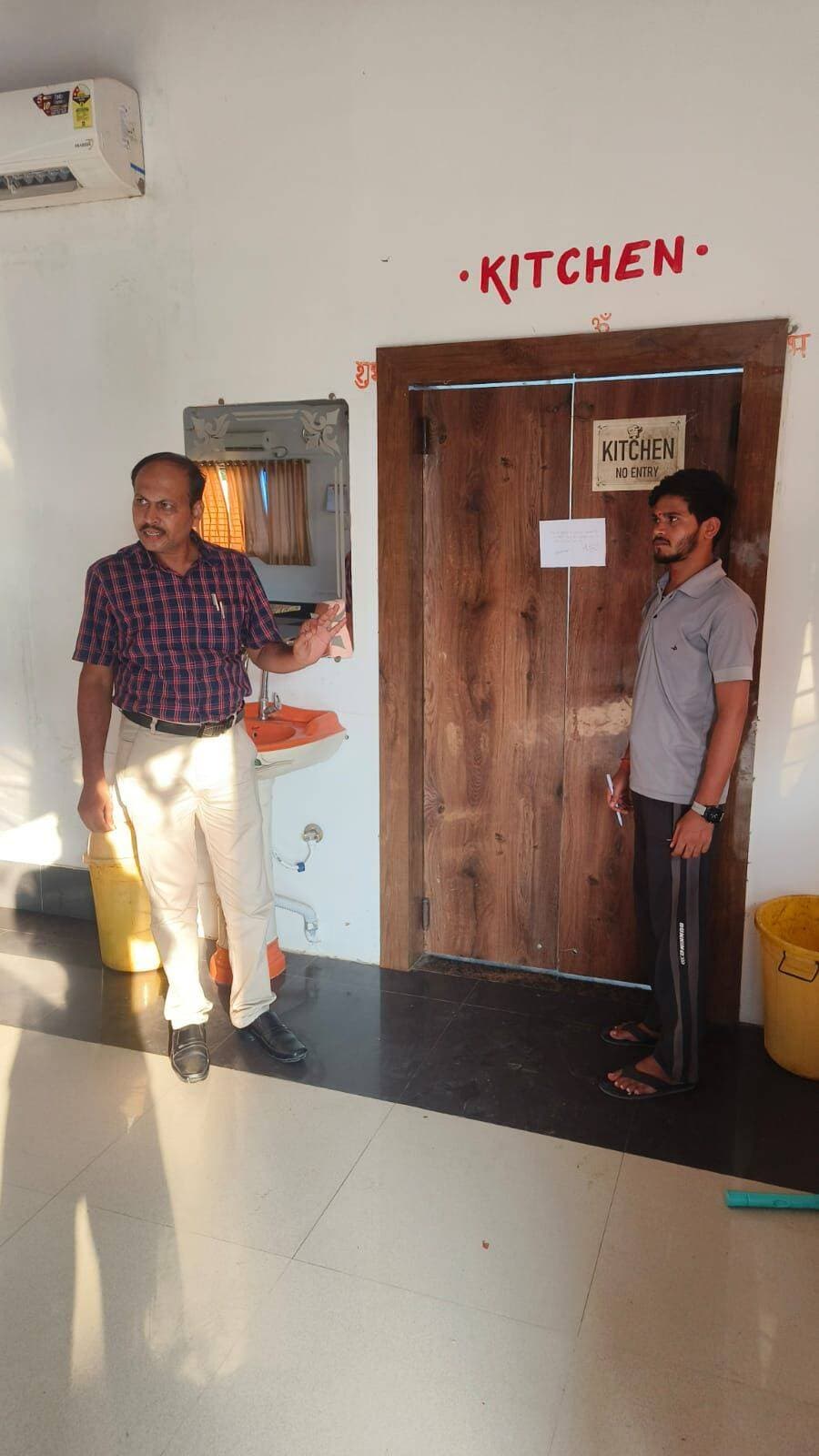 कलेक्टर के निर्देश पर खाद्य सुरक्षा प्रशासन की बड़ी कार्रवाई
खाद्य पंजीयन खत्म होने के बाद भी चल रहा था रेस्टोरेंट, रामाश्रय होटल का किचन कराया शटडाउन
रेस्टोरेंट में साफ सफाई का भी पाया गया अभाव
---
कलेक्टर श्री मृणाल मीना के निर्देश पर खाद्य सुरक्षा प्रशासन द्वारा शनिवार को झांसी-खजुराहो हाईवे पर संचालित रामाश्रय होटल एंड रेस्टोरेंट के विरुद्ध बड़ी कार्रवाई की गई। खाद्य सुरक्षा अधिकारी संतोष कुमार तिवारी द्वारा किए गए निरीक्षण में खाद्य पंजीयन की वैधता अवधि समाप्त होने के बावजूद रेस्टोरेंट का किचन संचालित पाया गया।
निरीक्षण के दौरान किचन में साफ-सफाई का भी अभाव मिला। खाद्य सुरक्षा एवं मानक अधिनियम तथा संबंधित नियमों के उल्लंघन पाए जाने पर प्रकरण दर्ज किया गया। इसके साथ ही खाद्य सुरक्षा प्रशासन की टीम ने तत्काल होटल परिसर में संचालित किचन को शटडाउन कराते हुए खाद्य कारोबार बंद कराया।
खाद्य सुरक्षा अधिकारी श्री एस.के. तिवारी ने बताया कि खाद्य कारोबारियों को खाद्य सुरक्षा एवं मानक अधिनियम के प्रावधानों के अनुरूप वैध पंजीयन अथवा लाइसेंस के साथ ही कारोबार संचालित करने के निर्देश दिए गए हैं। साथ ही खाद्य प्रतिष्ठानों में स्वच्छता एवं खाद्य सुरक्षा के निर्धारित मानकों का पालन सुनिश्चित करने के लिए निर्देशित किया गया है।
Jansampark Madhya Pradesh
<nis:link nis:type=tag nis:id=chhatarpur nis:value=chhatarpur nis:enabled=true nis:link/>