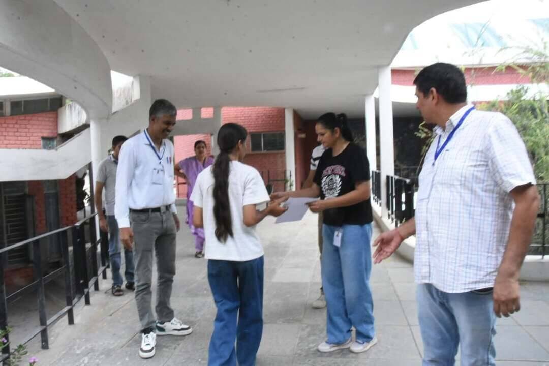 नेशनल डिफेंस एकेडमी व नेवल एकेडमी की परीक्षा शांतिपूर्ण ढंग से संपन्न
हिसार, 13 सितंबर। संघ लोक सेवा आयोग द्वारा रविवार को आयोजित नेशनल डिफेंस एकेडमी व नेवल एकेडमी की परीक्षा के शांतिपूर्ण ढंग से संपन्न हुई। उपायुक्त महेंद्र पाल ने परीक्षा केंद्रों का दौरा किया और सीसीटीवी, जैमर आदि व्यवस्थाओं के संचालन को सुनिश्चित किया। परीक्षा के दौरान आपात स्थिति में छात्रों को केंद्र तक पहुंचाने के लिए पुलिस हेल्पलाइन 112 व पीसीआर वैन को तैनात किया गया था। उपायुक्त महेंद्र पाल ने बताया कि परीक्षा के लिए कुल 5 परीक्षा केंद्र बनाए गए थे। प्रातः कालीन सत्र में कुल 1439 विद्यार्थियों में से 1264 ने परीक्षा दी। 175 परीक्षार्थी अनुपस्थित रहे। इसी प्रकार से सांय कालीन सत्र 1439 में से 1261 परीक्षार्थियों ने परिक्षा दी जबकि 178 अनुपस्थित रहे।
फ़ोटो कैप्शन: परीक्षा केंद्रों का निरीक्षण करते उपायुक्त महेंद्र पाल