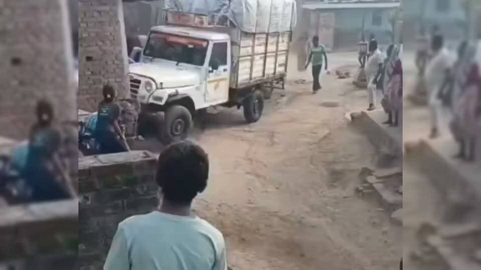 पिक अप ड्राइवर का पागलपन, भागने के चक्कर में किया कई नुकसान, अगर नहीं भागते लोग तो चली जाती कई जान!
#driver #wrongdriving #safetybreake #nosafety #traficrule #maddriver #facebookreel #fbpost#fbpostviral #fbpostviral♥️ #facebookreelsvideo