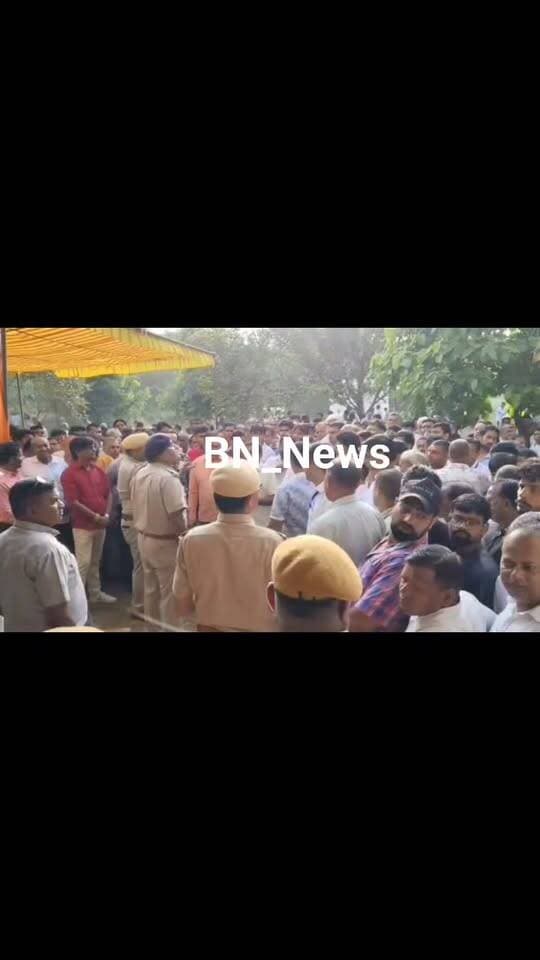 15 मिनट बाद शुरू होगा मतगणना का कार्य
प्रत्याशियों के साथ ही उनके एजेंटों को दिया जा रहा है मतगणना स्थल में कड़ी सुरक्षा के बीच प्रवेश