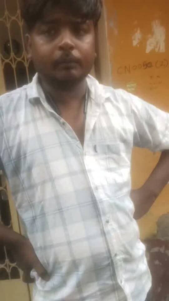 बिजली विभाग के कर्मी पर वार्ड पार्षद प्रतिनिधि से दुर्व्यवहार का आरोप, वीडियो सोशल मीडिया पर वायरल
पूर्णिया: पूर्णिया नगर निगम के वार्ड संख्या-41 के वार्ड पार्षद प्रतिनिधि के साथ कथित तौर पर बिजली विभाग के एक कर्मी द्वारा दुर्व्यवहार किए जाने का वीडियो सोशल मीडिया पर तेजी से वायरल हो रहा है। वायरल वीडियो को लेकर क्षेत्र में तरह-तरह की चर्चाएं हो रही हैं।
बताया जा रहा है कि घटना के बाद वार्ड पार्षद प्रतिनिधि ने मामले को गंभीरता से लेते हुए बिजली विभाग के संबंधित अधिकारी को लिखित शिकायत दी है। शिकायत में कथित दुर्व्यवहार की घटना की जांच कर संबंधित कर्मी के विरुद्ध उचित कार्रवाई करने की मांग की गई है।
वहीं, वायरल वीडियो की सत्यता और घटना के पूरे तथ्यों की पुष्टि जांच के बाद ही स्पष्ट हो सकेगी। मामले को लेकर बिजली विभाग की ओर से आधिकारिक प्रतिक्रिया का इंतजार है।इस वायरल वीडियो की पुष्टि हमारी चैनल नही करती है।
