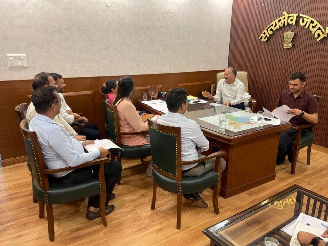 17 सितंबर को रंग-बिरंगी रोशनी और दीयों से जगमगाएगा पूरा पंचकूला
सेवा संकल्प अभियान के अंतर्गत जिला मुख्यालय से लेकर गांवों तक होंगे विभिन्न कार्यक्रम
उपायुक्त सतपाल शर्मा ने अभियान की तैयारियों को लेकर कैंप कार्यालय में अधिकारियों की ली बैठक
25 तरह की सेवा गतिविधियों से समाज को जोड़ेगा ‘सेवा मेरा योगदान’ कार्यक्रम
सरकारी योजनाओं का लाभ पात्र लोगों तक पहुंचाना अभियान की प्राथमिकता : उपायुक्त
पंचकूला, 13 सितंबर : सेवा, सुशासन और जनभागीदारी की भावना को मजबूत करने के उद्देश्य से शुरू किए जा रहे ‘सेवा संकल्प अभियान’ के शुभारंभ अवसर पर 17 सितंबर को पूरा पंचकूला जिला रंग-बिरंगी रोशनी और दीयों की जगमगाहट से रोशन होगा। जिला मुख्यालय से लेकर खंड एवं ब्लॉक स्तर तक सरकारी भवनों, पंचायत घरों, सामुदायिक केंद्रों, अमृत सरोवरों और प्रमुख चौराहों को आकर्षक रंग-बिरंगी लाइटों से सजाया जाएगा।
उपायुक्त सतपाल शर्मा ने अभियान की तैयारियों को लेकर आज कैंप कार्यालय में संबंधित अधिकारियों की बैठक ली और उन्हें आवश्यक दिशा-निर्देश दिए। उन्होंने कहा कि अभियान को सफल बनाने के लिए प्रशासनिक अधिकारियों को नोडल अधिकारी तथा जनप्रतिनिधियों को संयोजक की जिम्मेदारी दी गई है। उन्होंने अधिकारियों को निर्देश दिए कि वे संबंधित संयोजकों के साथ बेहतर तालमेल स्थापित कर सभी कार्यक्रमों का प्रभावी आयोजन सुनिश्चित करें।
बैठक में अतिरिक्त उपायुक्त विवेक आर्या, एसडीएम पंचकूला मन्नत राणा, एसडीएम कालका संयम गर्ग, नगराधीश जागृति, डीईईओ रमेश बत्रा, जिला विकास एवं पंचायत अधिकारी विशाल पराशर, जिला समाज कल्याण अधिकारी विशाल सैनी, जिला कल्याण अधिकारी विशाल बसंल सहित अन्य संबंधित अधिकारी उपस्थित रहे।
ये गतिविधियां होंगी आयोजित
उपायुक्त ने कहा कि ‘सेवा संकल्प अभियान’ का उद्देश्य जनसेवा के संकल्प को जन-जन तक पहुंचाना और सेवा, सुशासन तथा जनभागीदारी की भावना को और मजबूत करना है। अभियान के दौरान ‘आशीर्वाद का दीया’, ‘सेवा चित्र’, ‘सेवा स्मरण’, ‘आंगन का मिलन’, ‘कहानी बदलाव की’, ‘विकसित भारत संकल्प यात्रा’, ‘सेवा ज्योति यात्रा’, ‘25 साल 25 कहानी’, ‘सेवा मेरा योगदान’, ‘सेवा सेतु अभियान’, हैकाथॉन एवं इनोवेशन चैलेंज तथा ‘जनसेवक महाकुंभ’ जैसी विभिन्न गतिविधियां आयोजित की जाएंगी।
उन्होंने कहा कि अभियान का उद्देश्य केवल कार्यक्रम आयोजित करना नहीं, बल्कि उनका लाभ और संदेश सीधे आमजन तक पहुंचाना है। इसके माध्यम से लोगों को सरकारी योजनाओं की जानकारी देने के साथ-साथ सेवा कार्यों में समाज की भागीदारी बढ़ाने पर विशेष जोर रहेगा। पात्र एवं जरूरतमंद लोगों को सरकारी योजनाओं का लाभ दिलाना तथा उन्हें सरकारी सेवाओं की जानकारी उपलब्ध करवाना अभियान की प्राथमिकता होगी।
*‘सेवा सेतु’ से लोगों को एक ही स्थान पर मिलेगी योजनाओं की जानकारी*
उपायुक्त ने बताया कि “सेवा सेतु’ कार्यक्रम” के तहत ब्लॉक स्तर पर ग्रामीण एवं शहरी क्षेत्रों में विशेष शिविर आयोजित किए जाएंगे। इन शिविरों में लोगों को विभिन्न सरकारी योजनाओं और सेवाओं की जानकारी दी जाएगी तथा पात्र लोगों को योजनाओं का लाभ दिलाने की आवश्यक प्रक्रिया मौके पर ही पूरी करवाने का प्रयास किया जाएगा।
उन्होंने अधिकारियों को निर्देश दिए कि इन शिविरों का व्यापक प्रचार-प्रसार किया जाए, ताकि दूरदराज के ग्रामीण क्षेत्रों में रहने वाले जरूरतमंद लोगों तक भी इसकी जानकारी पहुंच सके। उन्होंने स्पष्ट किया कि जानकारी या प्रक्रिया के अभाव में कोई भी पात्र व्यक्ति सरकारी योजना के लाभ से वंचित नहीं रहना चाहिए।
25 तरह की सेवा गतिविधियों से जुड़ेगा समाज
‘सेवा मेरा योगदान’ कार्यक्रम के माध्यम से आमजन को रोजमर्रा की जिंदगी में छोटे-छोटे सेवा कार्यों के जरिए समाज के प्रति अपनी जिम्मेदारी निभाने के लिए प्रेरित किया जाएगा। घर, गांव, स्कूल, कार्यस्थल और सार्वजनिक स्थानों पर विभिन्न सेवा गतिविधियां आयोजित होंगी।
इनमें रक्तदान, पौधारोपण, स्वच्छता अभियान, स्वास्थ्य शिविर, अनाथालय एवं वृद्धाश्रमों में सेवा, महिला स्वास्थ्य एवं स्वच्छता, पोषण एवं एनीमिया जागरूकता, सड़क सुरक्षा, साइबर सुरक्षा और खेलकूद सहित 25 अलग-अलग सेवा गतिविधियां शामिल हैं।
उपायुक्त ने कहा कि इन गतिविधियों के माध्यम से समाज के हर वर्ग को सेवा भावना से जोड़ने और सामाजिक सरोकारों को मजबूत करने का प्रयास किया जाएगा। साथ ही नागरिकों को अपनी क्षमता एवं रुचि के अनुसार सेवा गतिविधियों में सक्रिय भागीदारी के लिए प्रेरित किया जाएगा।
विद्यार्थियों को मिलेगा प्रतिभा और सेवा भावना दिखाने का अवसर
सेवा संकल्प अभियान के दौरान ‘सेवा चित्र’ कार्यक्रम के तहत शिक्षा विभाग द्वारा खंड स्तर पर विद्यार्थियों की चित्रकला एवं भाषण प्रतियोगिताएं आयोजित करवाई जाएंगी। इन प्रतियोगिताओं के माध्यम से विद्यार्थियों को अपनी प्रतिभा प्रदर्शित करने के साथ-साथ सेवा भावना, सामाजिक जिम्मेदारी एवं जनकल्याण से जुड़े विषयों के प्रति जागरूक होने का अवसर मिलेगा।
‘आंगन का मिलन’ कार्यक्रम के तहत आंगनवाड़ी केंद्रों में बच्चों एवं माताओं के स्वास्थ्य, पोषण तथा सरकारी योजनाओं से संबंधित जागरूकता गतिविधियां आयोजित की जाएंगी। इस दौरान महिलाओं एवं बच्चों को उपलब्ध सरकारी सुविधाओं एवं योजनाओं की जानकारी देने के साथ-साथ उन्हें आवश्यक सेवाओं से जोड़ने पर विशेष जोर दिया जाएगा।
उपायुक्त ने जिलेवासियों से भी अपील की है कि वे सेवा संकल्प अभियान का हिस्सा बनें और अपनी क्षमता एवं रुचि के अनुसार विभिन्न सेवा गतिविधियों में सक्रिय योगदान दें। उन्होंने कहा कि आमजन की सक्रिय एवं व्यापक भागीदारी से सेवा संकल्प अभियान को सफल बनाने के साथ-साथ सेवा, सुशासन एवं जनभागीदारी की भावना को और मजबूत किया जा सकेगा।