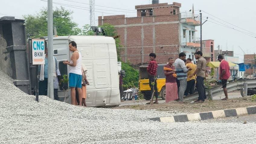 यहां कभी भी हो सकता है बड़ा हादसा!गिट्टी लदा हाइवा पलटा..