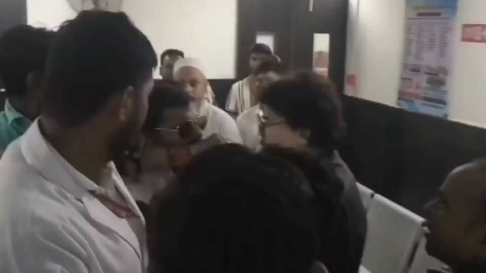 "हम तुम्हारे बाप हैं" - डॉक्टर, पत्रकार से।
बिहार में अस्पताल इलाज के लिए नहीं; डॉक्टर, स्वास्थ्यकर्मियों और सुरक्षाकर्मियों की गुंडागर्दी के लिए ज्यादा जाने जाते हैं!
सहरसा में मिड डे मिल खाने से दर्जनों बच्चे बीमार हो गए। बच्चों को अस्पताल में भर्ती कराया गया। वहां पत्रकार रिपोर्टिंग करने पहुंचे तो डॉक्टरों ने उनके साथ मारपीट की। प्रभात खबर डिजिटल के पत्रकार को ऑपरेशन थियेटर में बंद कर पीटा।
पहले बच्चों के मरने का इंतजाम करो, फिर कोई पत्रकार रिपोर्ट करे तो उसे पीटो।
#health #crime
Tejashwi Yadav #RJD