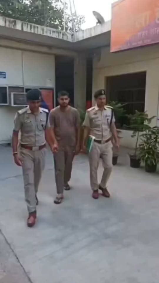 प्रतिबंधित दवाइयां बेचने/रखने के मामले में 1 आरोपी गिरफ्तार, 49 कफ सिरप व 520 प्रतिबंधित गोलियां बरामद।
गुरुग्राम, गौरव गर्ग, 13 सितंबर । 12 सितंबर को थाना शहर सोहना, गुरुग्राम की पुलिस टीम को गुप्त सूचना मिली कि आमिर नामक व्यक्ति अवैध रूप से नशीली दवाओं की बिक्री करता है तथा उसने बिक्री के लिए नशीली दवाएं एक मकान में छिपाकर रखी हैं। सूचना के आधार पर पुलिस ने नियमानुसार सर्च वारंट प्राप्त किया तथा औषधि नियंत्रक अधिकारी की उपस्थिति में कबीर नगर, सोहना स्थित मकान पर रेड की। रेड के दौरान आरोपी छत के रास्ते एक प्लास्टिक कट्टा खेत में फेंककर मौके से भाग गया, जिसको पुलिस टीम द्वारा सोहना से काबू किया गया। आरोपी की पहचान आमिर (उम्र-23 वर्ष) निवासी कबीर नगर, सोहना, गुरुग्राम के रूप में हुई है।
बरामद कट्टे की तलाशी लेने पर 41 बोतल Onerex कफ सिरप, 8 बोतल Wenrex कफ सिरप तथा Alprawin की 520 गोलियां बरामद* हुईं। दवाओं में कोडीन फॉस्फेट एवं अल्प्राजोलम एनडीपीएस अधिनियम के अंतर्गत नियंत्रित मादक पदार्थ हैं। जिस पर आरोपी के विरुद्ध थाना शहर सोहना, गुरुग्राम में एनडीपीएस एक्ट की संबंधित धाराओं के तहत अभियोग किया गया।
पुलिस की प्रारंभिक पूछताछ में ज्ञात हुआ आरोपी की कब्ज से बरामद नशीली दवाइयां यह दिल्ली व जयपुर से लेकर आया था तथा मुनाफा कमाने के लिए उंचे दामों पर बेचता था।
आगामी पूछताछ के लिए आरोपी को न्यायालय में पेश कर पुलिस हिरासत रिमांड पर लिया जाएगा। अभियोग अनुसंधानाधीन है।