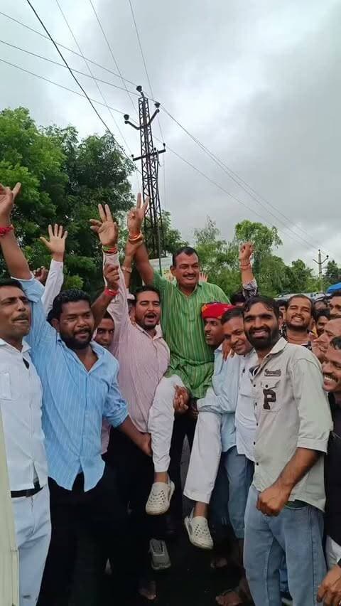 डग में सुसनेर विधायक बापु के नेतृत्व में कांग्रेस के 20 में 14 पार्षदों की जीत!
BheroSingh Parihar Bapu Bhero Singh Parihar Bapu