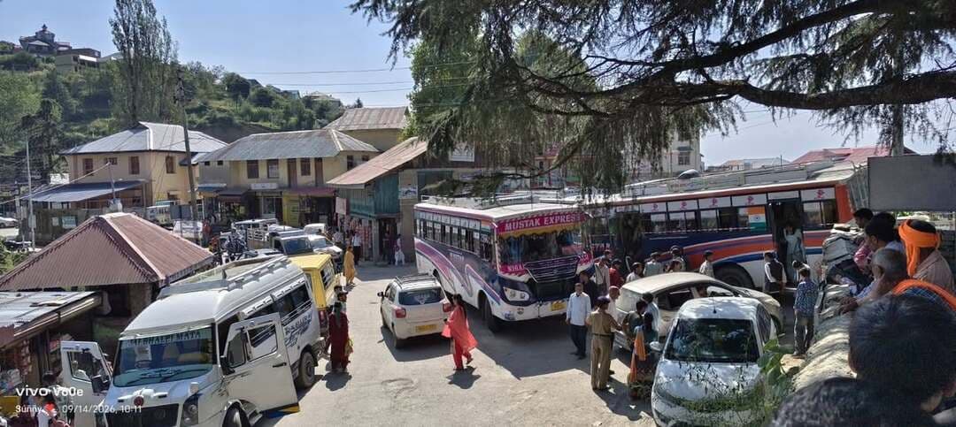 सलूणी मुख्य बाजार में बस स्टैंड कमी के चलते निरंतर चल रही गंभीर समस्या से राहगीर परेशान
कभी-कभी घंटों जाम की स्थिति बनी रहती है।
आखिरकार कब इस समस्या से निजात मिलेगी 🙏
Pahadi News Suneel Pahadi