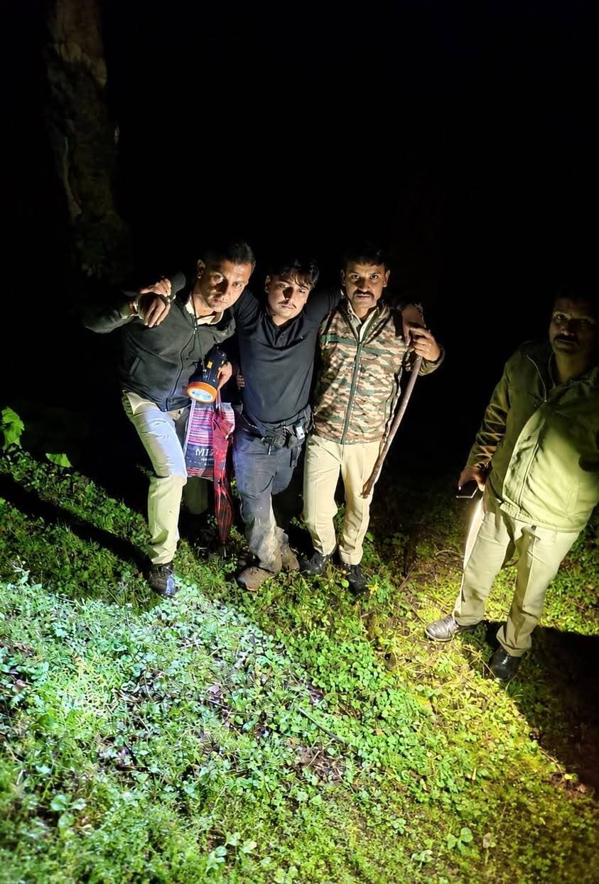 *चूड़धार क्षेत्र में रास्ता भटके चार श्रद्धालुओं को शिमला पुलिस ने रातभर रेस्क्यू ऑपरेशन चला कर सुरक्षित बचाया*
दिनांक 13.09.2026 की रात्रि को 112 कंट्रोल रूम शिमला के माध्यम से सूचना प्राप्त हुई कि चूड़धार यात्रा से वापस लौट रहे कुछ श्रद्धालु जंगल में रास्ता भटक गए हैं और उन्हें अपनी लोकेशन का पता नहीं चल पा रहा है।
सूचना मिलते ही पुलिस थाना चौपाल की टीम ने बिना समय गंवाए दुर्गम एवं घने जंगल वाले चूड़धार क्षेत्र में रात के समय सर्च एवं रेस्क्यू अभियान शुरू किया। पुलिस टीम ने कठिन परिस्थितियों और अंधेरे के बावजूद लगातार तलाश अभियान चलाया।
कड़ी मशक्कत के बाद पुलिस टीम ने आधी रात को दो युवकों को पताल खड्ड की ओर जंगल से सकुशल रेस्क्यू किया। इसी दौरान दो अन्य श्रद्धालुओं—एक दंपति—के भी रास्ता भटकने की सूचना प्राप्त हुई। पुलिस टीम ने अपना अभियान जारी रखते हुए दोनों को भी चूड़धार क्षेत्र में तलाश कर सुरक्षित रेस्क्यू किया।
चारों श्रद्धालुओं को सुरक्षित स्थान पर ठहराया गया तथा पुलिस टीम द्वारा उन्हें सुरक्षित वापस लाया जा रहा है।
शिमला पुलिस के जवानों ने रात के अंधेरे और दुर्गम जंगल में साहस, तत्परता एवं मानवीय संवेदनशीलता का परिचय देते हुए चार लोगों की जान सुरक्षित बचाई।
रेस्क्यू किए गए व्यक्तियों में राहुल (22 वर्ष) तथा साकेत (21 वर्ष) निवासी मोहाली, पंजाब शामिल हैं। इसके अतिरिक्त राहुल (26 वर्ष) एवं उनकी पत्नी मधु (24 वर्ष), निवासी जिला करनाल, हरियाणा को भी चूड़धार क्षेत्र में रास्ता भटकने के बाद पुलिस टीम द्वारा तलाश कर सकुशल रेस्क्यू किया गया। सभी चारों व्यक्तियों को सुरक्षित स्थान पर पहुंचाया गया।