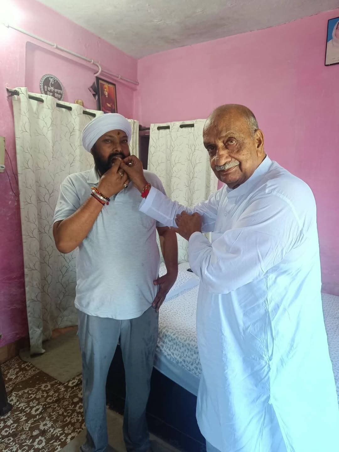 पूर्व जिला पंचायत अध्यक्ष ईश्वरी प्रसाद गंगवार जी ने,करनैल सिंह ज्ञानी जी को नवीन दायित्व (उत्तराखंड सरकार) की शुभकामनाएं दी।
सितारगंज विधानसभा मे राज्य सरकर से दो पदों की स्वीकृति हैं
एक पद सिख समाज को दिया हैं बही दूसरा पद बंगाली समाज के संजय वाचाड़ जी को दिया गया हैं।
<nis:link nis:type=tag nis:id=सितारगंज nis:value=सितारगंज nis:enabled=true nis:link/> <nis:link nis:type=tag nis:id=sourbhbahuguna nis:value=sourbhbahuguna nis:enabled=true nis:link/> <nis:link nis:type=tag nis:id=bjpgovernment nis:value=BJPGovernment nis:enabled=true nis:link/>
<nis:link nis:type=tag nis:id=sureshgangwar nis:value=sureshgangwar nis:enabled=true nis:link/>