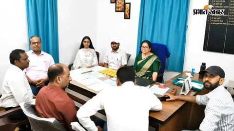 बच्चे में ये लक्षण दिखें तो तुरंत कराएं जांच, बरकट्ठा में 21 अगस्त से शुरू होगा खास अभियान
बरकट्ठा सीएचसी में नन्हा सा दिल अभियान को लेकर बैठक हुई। 21 अगस्त से 10 सितंबर तक 0-18 वर्ष के बच्चों के हृदय रोग की निःशुल्क जांच और उपचार किया जाएगा।
बरकट्ठा: सामुदायिक स्वास्थ्य केंद्र बरकट्ठा में नन्हा सा दिल अभियान को लेकर बैठक हुई. अध्यक्षता प्रभारी चिकित्सा पदाधिकारी डॉ रत्ना रानी कुंज ने की संचालन बीटीटी प्रकाश पंडित ने किया. बैठक में बरकट्ठा और चलकुशा प्रखंड के सभी 26 पंचायतों में 21 अगस्त से 10 सितंबर 2026 तक 'नन्हा सा दिल अभियान' चलाने को लेकर विचार-विमर्श किया गया.
श्री सत्य साई अस्पताल छत्तीसगढ़ और राष्ट्रीय बाल स्वास्थ्य कार्यक्रम (RBSK) के संयुक्त तत्वावधान में आयोजित इस अभियान के तहत आंगनबाड़ी केंद्रों और स्कूलों में विशेष शिविर लगाकर 0 से 18 वर्ष तक के बच्चों के हृदय रोग की निःशुल्क जांच की जाएगी. चिकित्सा पदाधिकारी डॉ रत्ना रानी कुंज ने बताया �