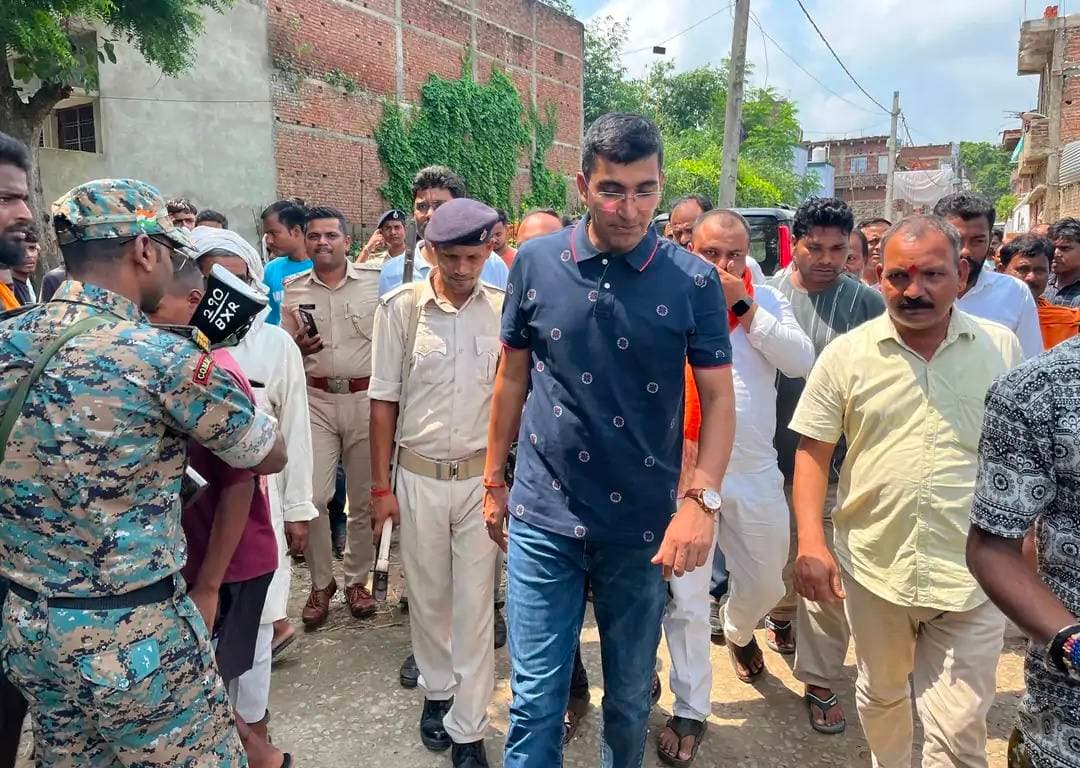 बिजली गई तो भड़का विवाद, ईंट-पत्थर बरसे; फायरिंग के आरोप से सहमा नया भोजपुर ..
खबर कमेंट बॉक्स में