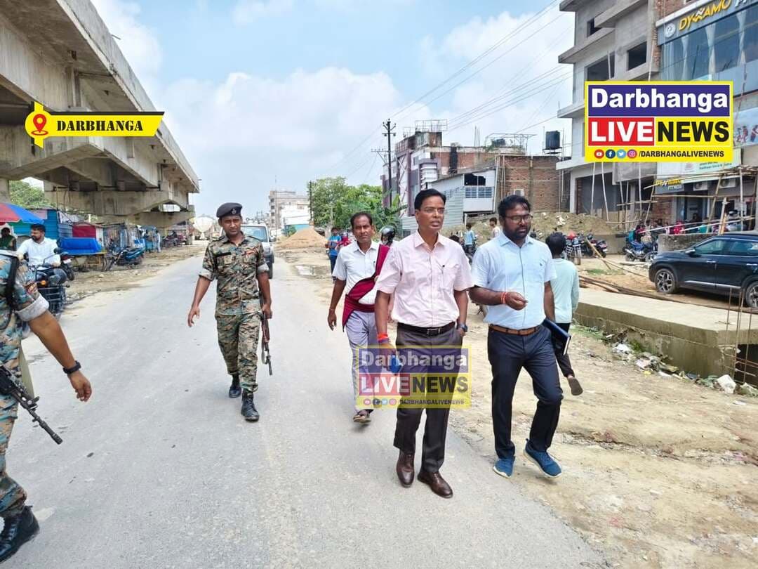 🚧 निर्माणाधीन ROB परियोजना का DM ने किया निरीक्षण
दरभंगा: जिलाधिकारी श्री कौशल कुमार ने निर्माणाधीन आरओबी परियोजना के विभिन्न कार्यों का स्थल निरीक्षण कर प्रगति का जायजा लिया। उन्होंने संबंधित अभियंताओं एवं पदाधिकारियों को निर्धारित कार्ययोजना के अनुसार निर्माण कार्यों में तेजी लाने और समयबद्ध तरीके से पूरा करने का निर्देश दिया।
🔹 दिल्ली मोड़ की ओर सर्विस रोड, नाला एवं रोड डायवर्सन कार्य में तेजी लाने का निर्देश।
🔹 बाघ मोड़ की ओर ड्रेन का काम शीघ्र पूरा कर सर्विस रोड एवं RE Wall निर्माण शुरू कराने को कहा।
🔹 दिल्ली मोड़ की ओर पुराने ब्रिज को जल्द हटाकर कलवर्ट निर्माण पूरा कराने का निर्देश।
🔹 कागवा गुमटी के ARMS कार्यों को निर्धारित वर्क प्रोग्राम के अनुसार पूरा करने पर जोर।
🔹 डायवर्सन को मोटरेबल बनाए रखने का निर्देश, ताकि यातायात सुचारु रहे।
🔹 FCI की ओर पाइल कार्य जल्द शुरू कराने को कहा।
🔹 रेलवे भाग के डिजाइन एवं ड्रॉइंग की अंतिम स्वीकृति शीघ्र प्राप्त कर निर्माण कार्य शुरू कराने का निर्देश।
जिलाधिकारी ने अधिकारियों को परियोजना की नियमित मॉनिटरिंग करते हुए निर्माण कार्यों की गति बढ़ाने का निर्देश दिया।
#Darbhanga #DarbhangaNews #darbhangalivenews #DMKoushalKumar #ROB #RoadOverBridge #Development #Infrastructure #ServiceRoad #REWall #RoadConstruction #Bihar #DistrictAdministration
