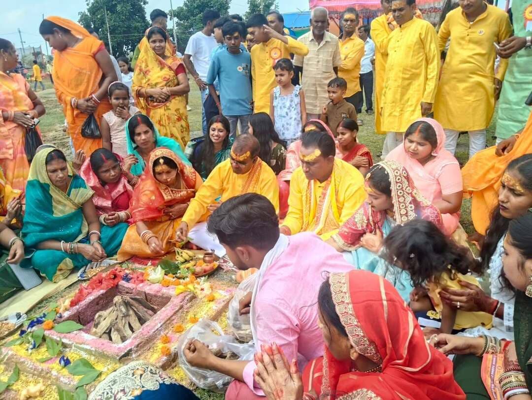श्रद्धा और भक्ति से गूंजा चांदड़ीह, बाबा गणिनाथ जी की चतुर्थ वार्षिक पूजा धूमधाम से संपन्न।
देवघर: – चांदड़ीह में श्री श्री 108 बाबा गणिनाथ गोविंद जी महाराज सेवा ट्रस्ट के तत्वावधान में बाबा गणिनाथ जी की चतुर्थ वार्षिक पूजा धूमधाम और हर्षोल्लास के साथ शांतिपूर्ण तरीके से संपन्न हुई। नव निर्मित मंदिर में आयोजित पूजा समारोह में बड़ी संख्या में श्रद्धालुओं ने हिस्सा लिया।
पूजा के मुख्य यजमान पिंकू गुप्ता अपनी धर्मपत्नी एवं रोहित गुप्ता अपनी धर्मपत्नी के साथ विधि-विधान से पूजा-अर्चना में शामिल हुए। इसके बाद भव्य हवन का आयोजन किया गया, जिसमें ग्राम, राज्य और देश की सुख-समृद्धि एवं खुशहाली की कामना की गई। तत्पश्चात झंडोत्तोलन कार्यक्रम हुआ, जिसमें समाज के वरिष्ठ लोगों ने भाग लिया।
इस धार्मिक आयोजन में बिहार, झारखंड और बंगाल के विभिन्न क्षेत्रों से मध्यदेशीय समाज के बड़ी संख्या में श्रद्धालु पहुंचे। देवघर जिले में बाबा गणिनाथ जी के प्रथम मंदिर के दर्शन के लिए भी श्रद्धालुओं में खासा उत्साह देखने को मिला।
मंदिर परिसर में आयोजित मेले को भव्य स्वरूप देने में चांदड़ीह, बसमाता और बेला गांव के ग्रामीणों का महत्वपूर्ण सहयोग रहा। इस दौरान भव्य सांस्कृतिक कार्यक्रम का भी आयोजन किया गया। विभिन्न क्षेत्रों से पहुंचे श्रद्धालुओं और समाज के लोगों को ट्रस्ट की ओर से सम्मानित किया गया।
कार्यक्रम का संचालन राधा कृष्ण गुप्ता, अधिवक्ता, झारखंड उच्च न्यायालय ने किया। वे चांदड़ीह गांव के निवासी हैं और समाज एवं ग्रामीणों को एकजुट रखने के लिए लगातार प्रयासरत रहते हैं।
आयोजन को सफल बनाने में अध्यक्ष रवि गुप्ता, उपाध्यक्ष विकास कुमार गुप्ता, सचिव रोशन कुमार गुप्ता और कोषाध्यक्ष अजय कुमार गुप्ता सहित राधा कृष्ण गुप्ता, पिंकू सा, अजीत शाह, महेश शाह, उमेश शाह, ऋषि गुप्ता, टूनटून गुप्ता, अवध किशोर शाह, संजय कुमार गुप्ता, हीरा गुप्ता, पप्पू गुप्ता, बिट्टू गुप्ता, लल्लू गुप्ता, प्रभाकर शाह, धर्मेंद्र कुमार गुप्ता, राजेश कुमार गुप्ता, सीताराम साह, मुन्ना साह, प्रदीप शाह, नंदलाल साह, उदेश्वर शाह एवं महेंद्र शाह की महत्वपूर्ण भूमिका रही।
समाज के लोगों और श्रद्धालुओं के सहयोग एवं सहभागिता से पूजा समारोह शांतिपूर्ण और सफलतापूर्वक संपन्न हुआ। ट्रस्ट ने आयोजन में सहयोग करने वाले सभी लोगों और श्रद्धालुओं के प्रति आभार व्यक्त किया। #Deoghar #Chanddih #BabaGaninath #GaninathMaharaj #update