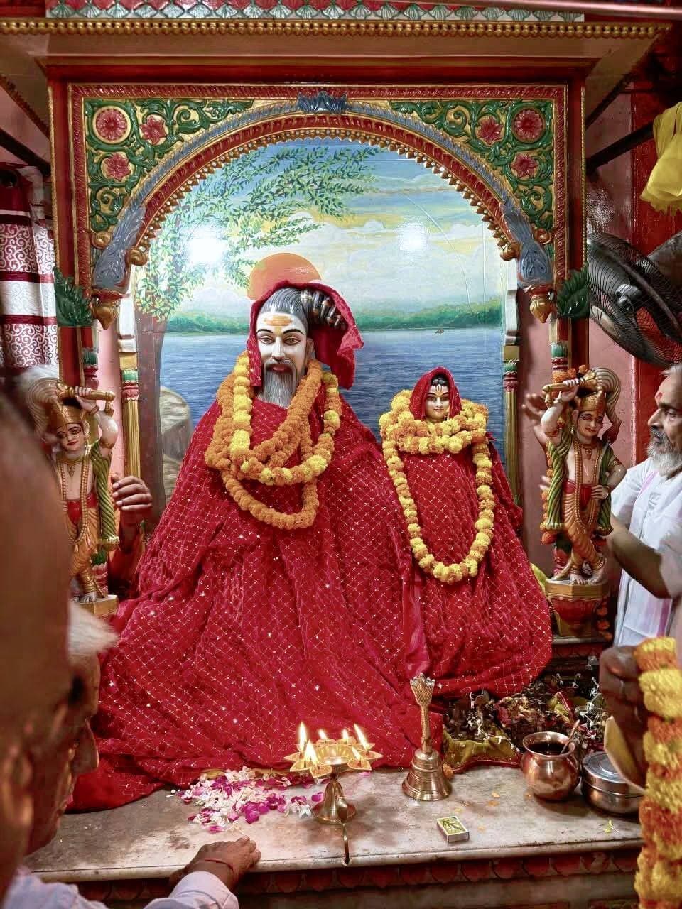 #बलिया में वर्षों का इंतजार खत्म, अब धरातल पर उतरा भृगु कॉरिडोर का सपना: महर्षि भृगु की तपोभूमि बलिया में 100 करोड़ रुपये से संवरेगा ऐतिहासिक #भृगु मंदिर; परिवहन #मंत्री #दयाशंकर_सिंह ने संत-महात्माओं की मौजूदगी में वैदिक मंत्रोच्चार के बीच किया भूमि पूजन, भव्य प्रवेश द्वार से लेकर सौंदर्यीकरण, चौड़े रास्ते और श्रद्धालुओं की आधुनिक सुविधाओं तक बदलेगा मंदिर परिसर का स्वरूप।
#followerseveryone #nonfollowersviewers
#BhriguCorridor
#BhriguTemple
#BalliaDevelopment
#ReligiousTourism
#CulturalHeritage